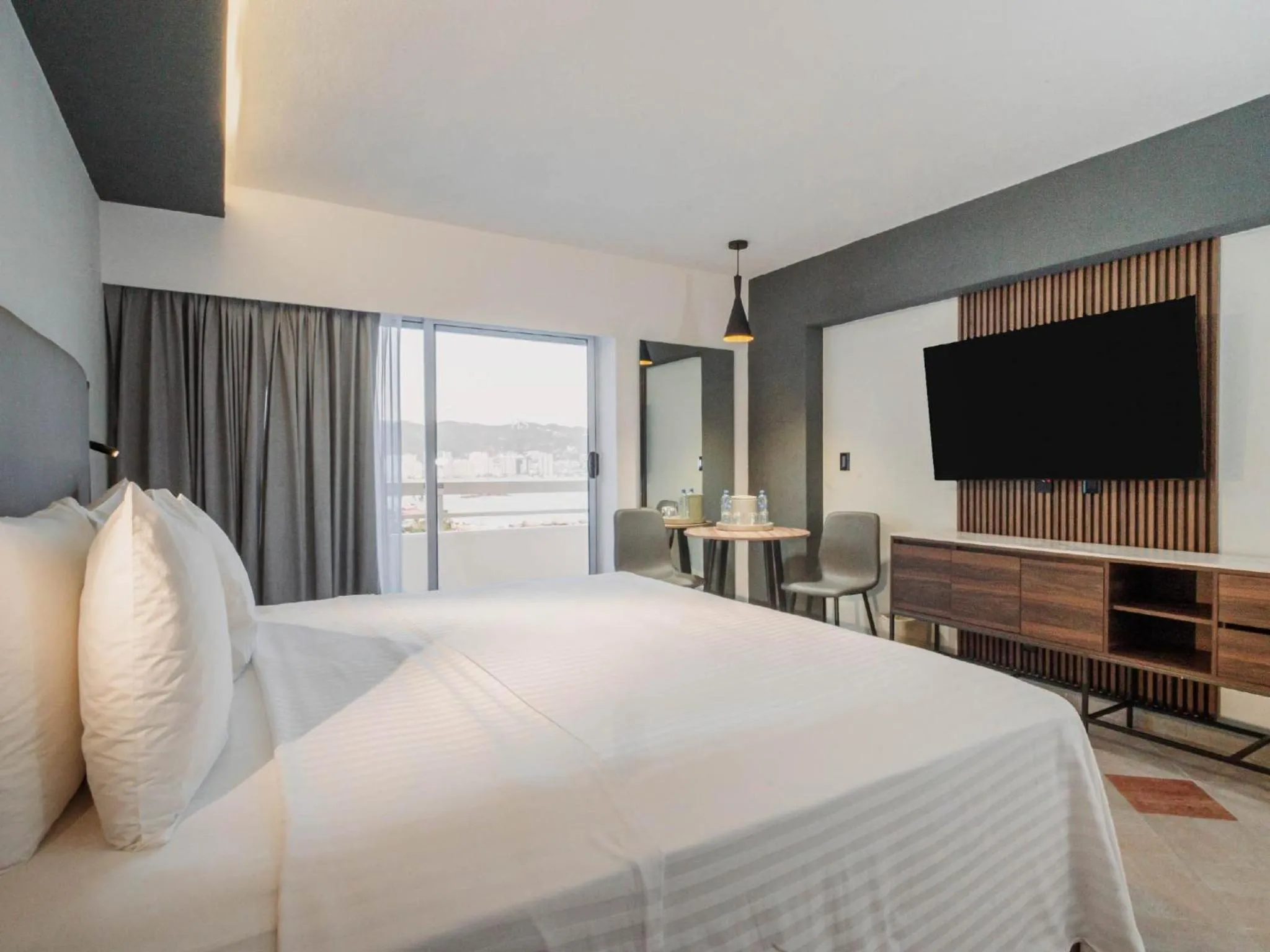 Bed in HS HOTSSON Hotel Acapulco