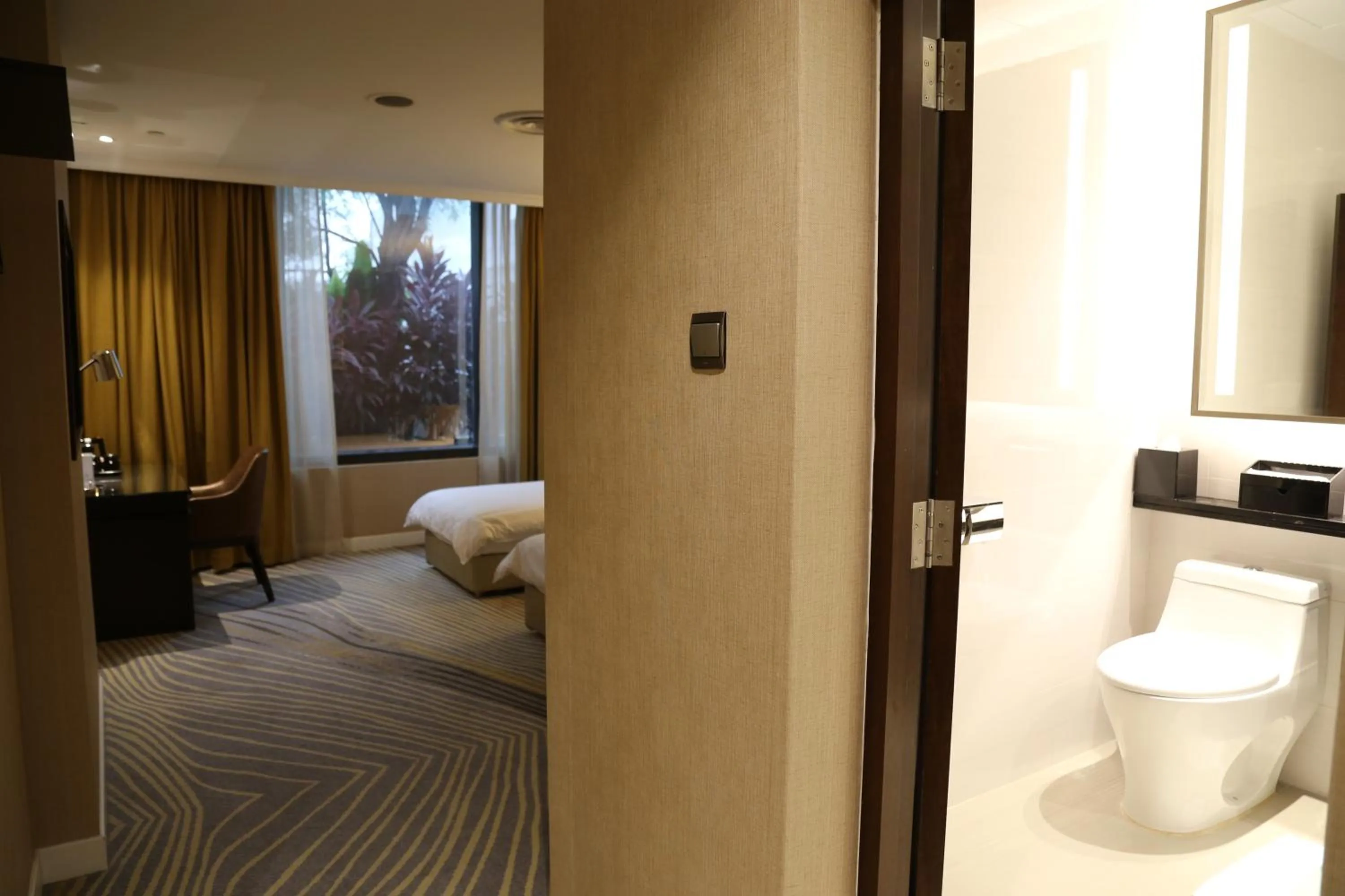 Toilet, Bed in Ambassador Transit Hotel - Terminal 2