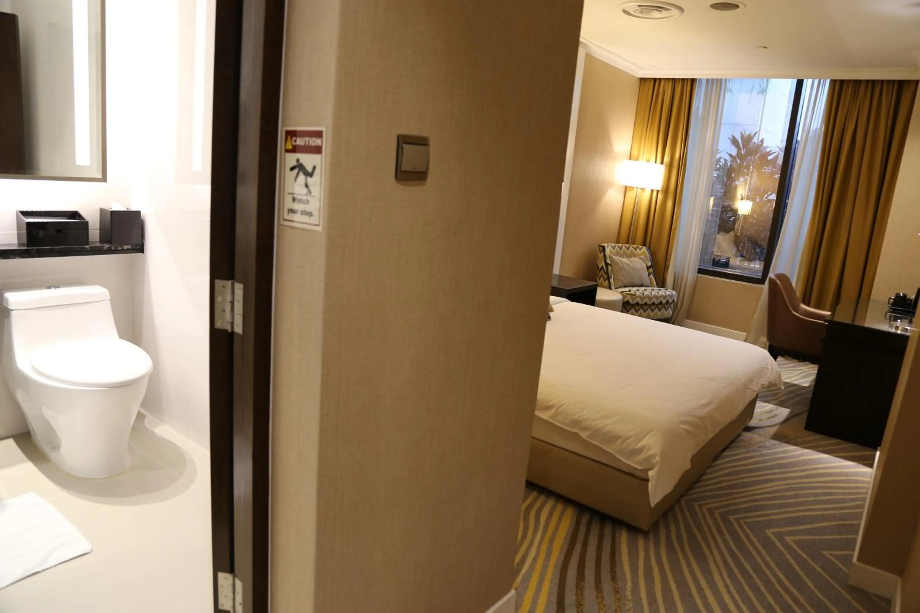 Toilet, Bed in Ambassador Transit Hotel - Terminal 2