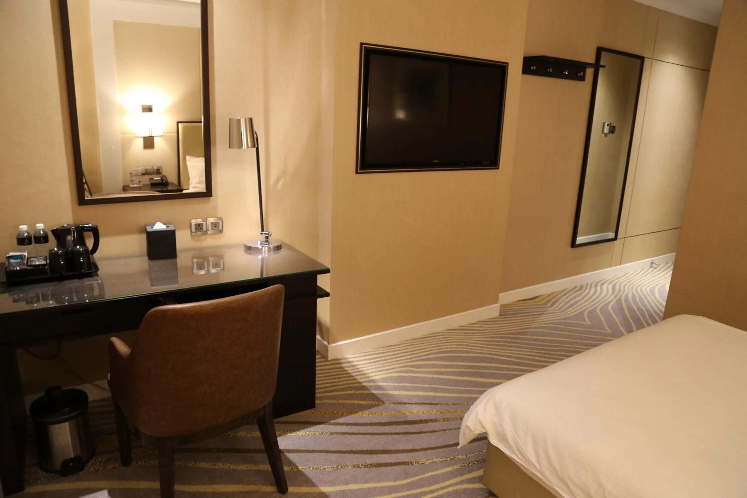 TV and multimedia, Bed in Ambassador Transit Hotel - Terminal 2