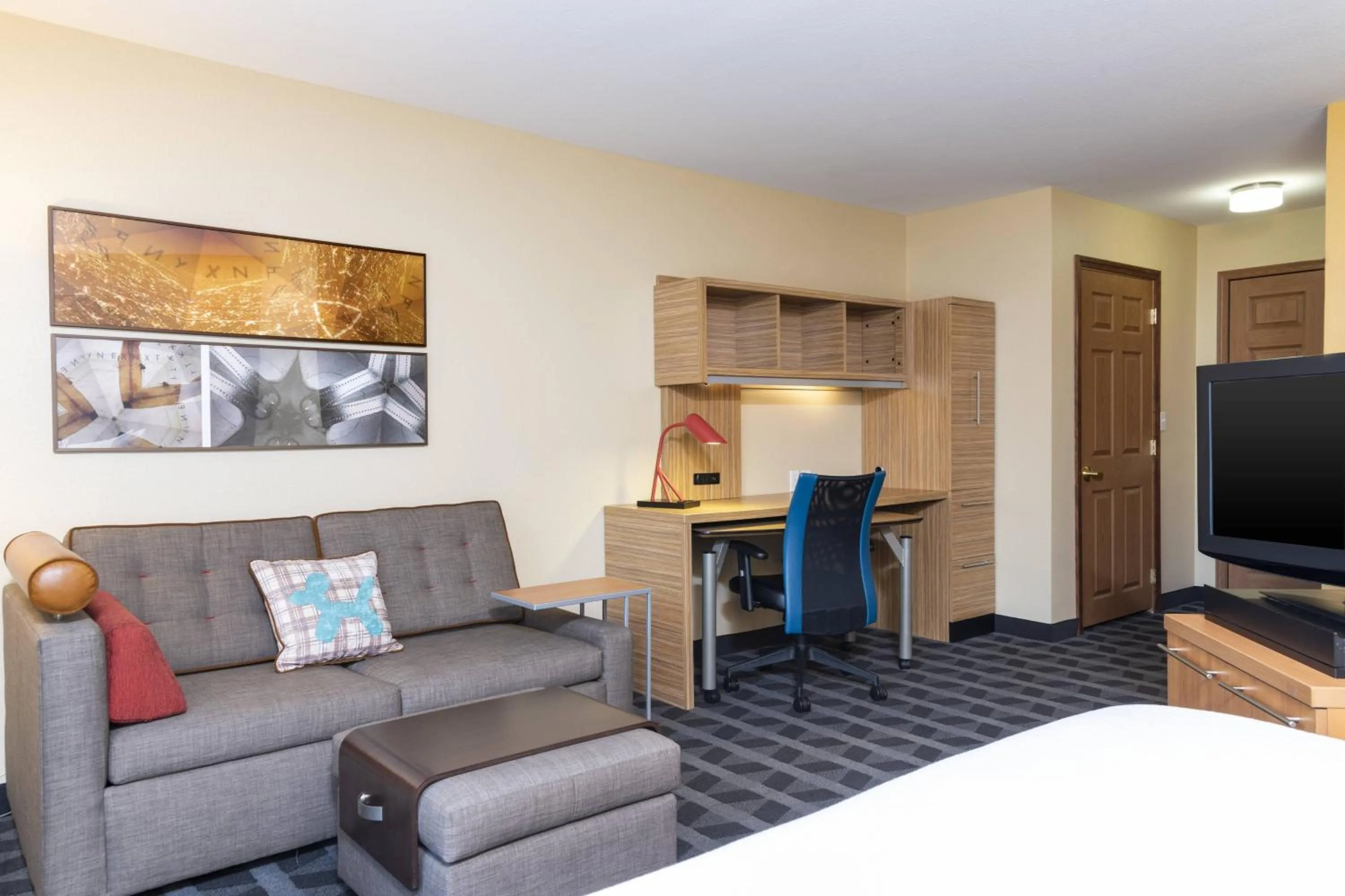 Living room in TownePlace Suites by Marriott East Lansing