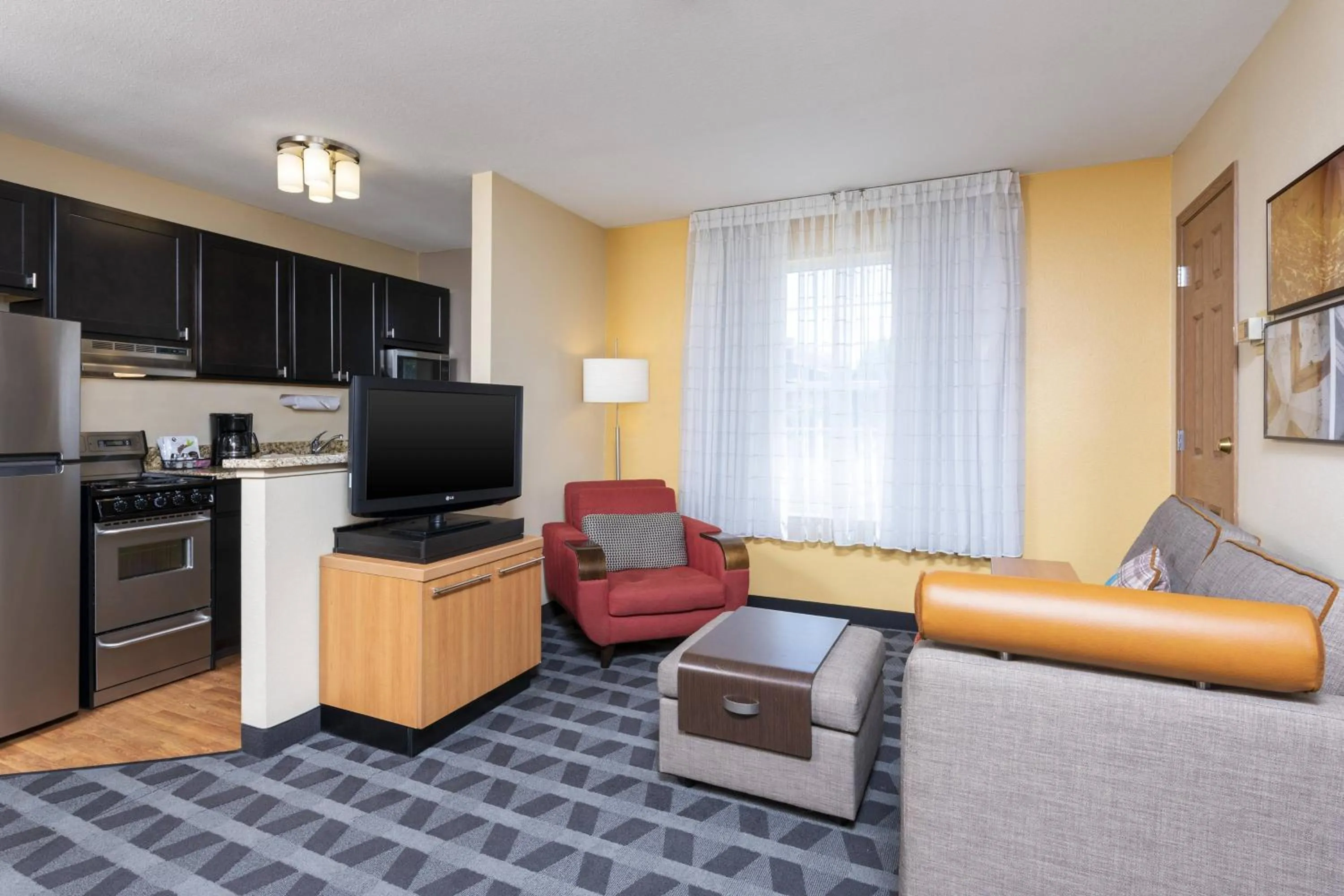Living room in TownePlace Suites by Marriott East Lansing