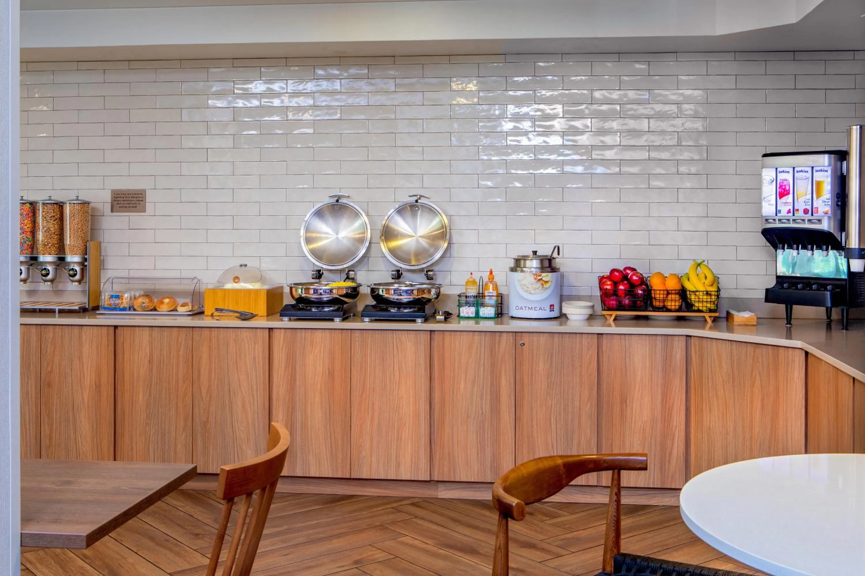 Buffet breakfast in Fairfield Inn & Suites by Marriott Brunswick Freeport