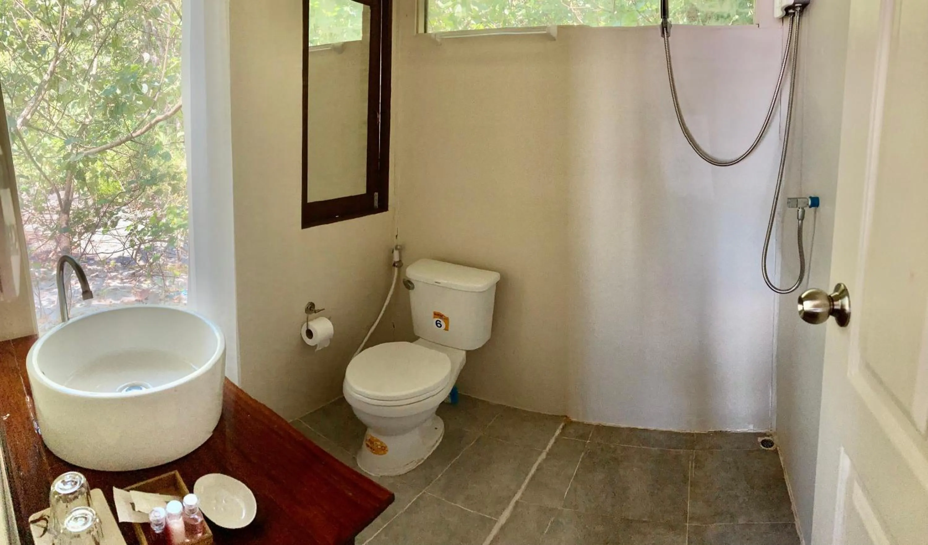 Toilet in La Ong Lay