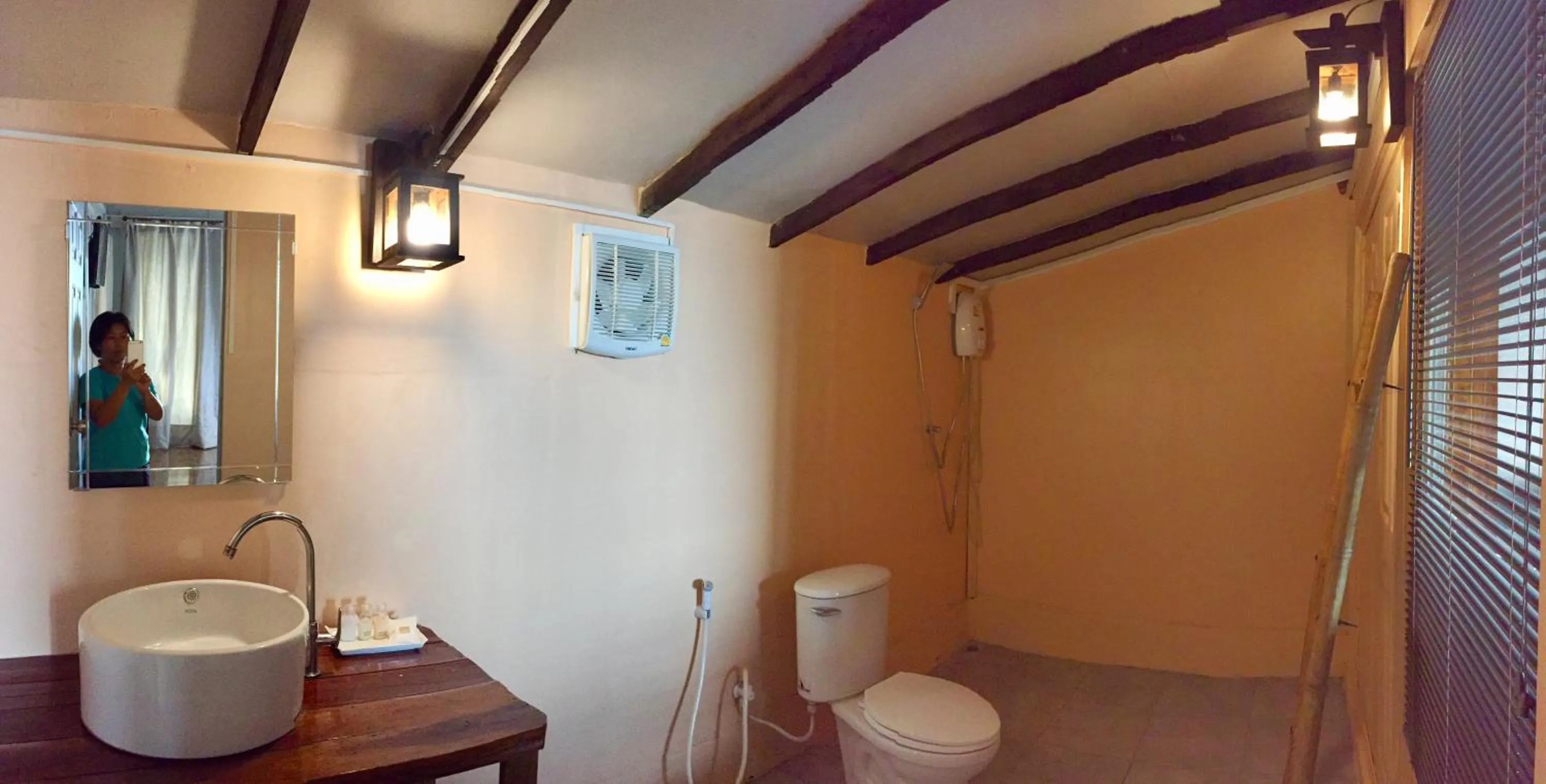 Toilet in La Ong Lay