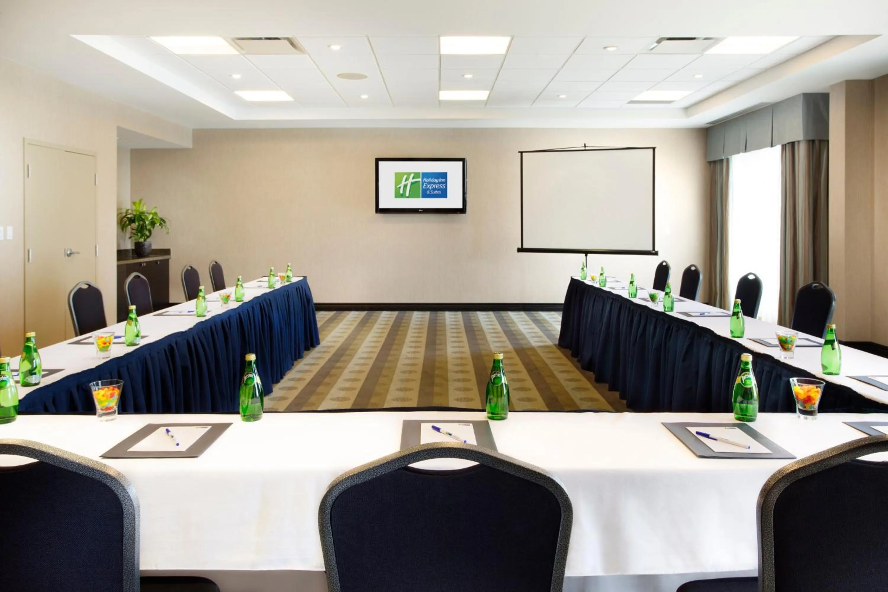 Meeting/conference room in Holiday Inn Express & Suites Ottawa West - Nepean by IHG