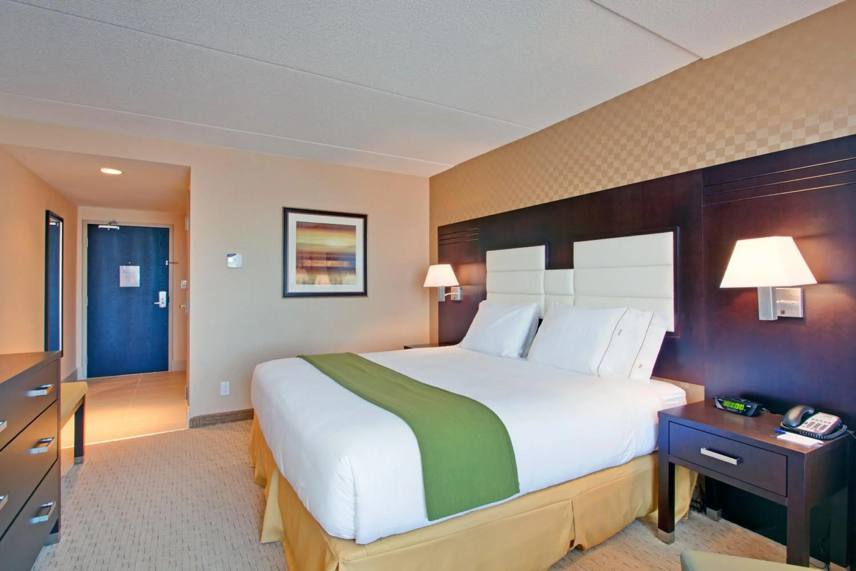 Standard King Room in Holiday Inn Express & Suites Ottawa West - Nepean by IHG Standard King Room in Holiday Inn Express & Suites Ottawa West - Nepean by IHG