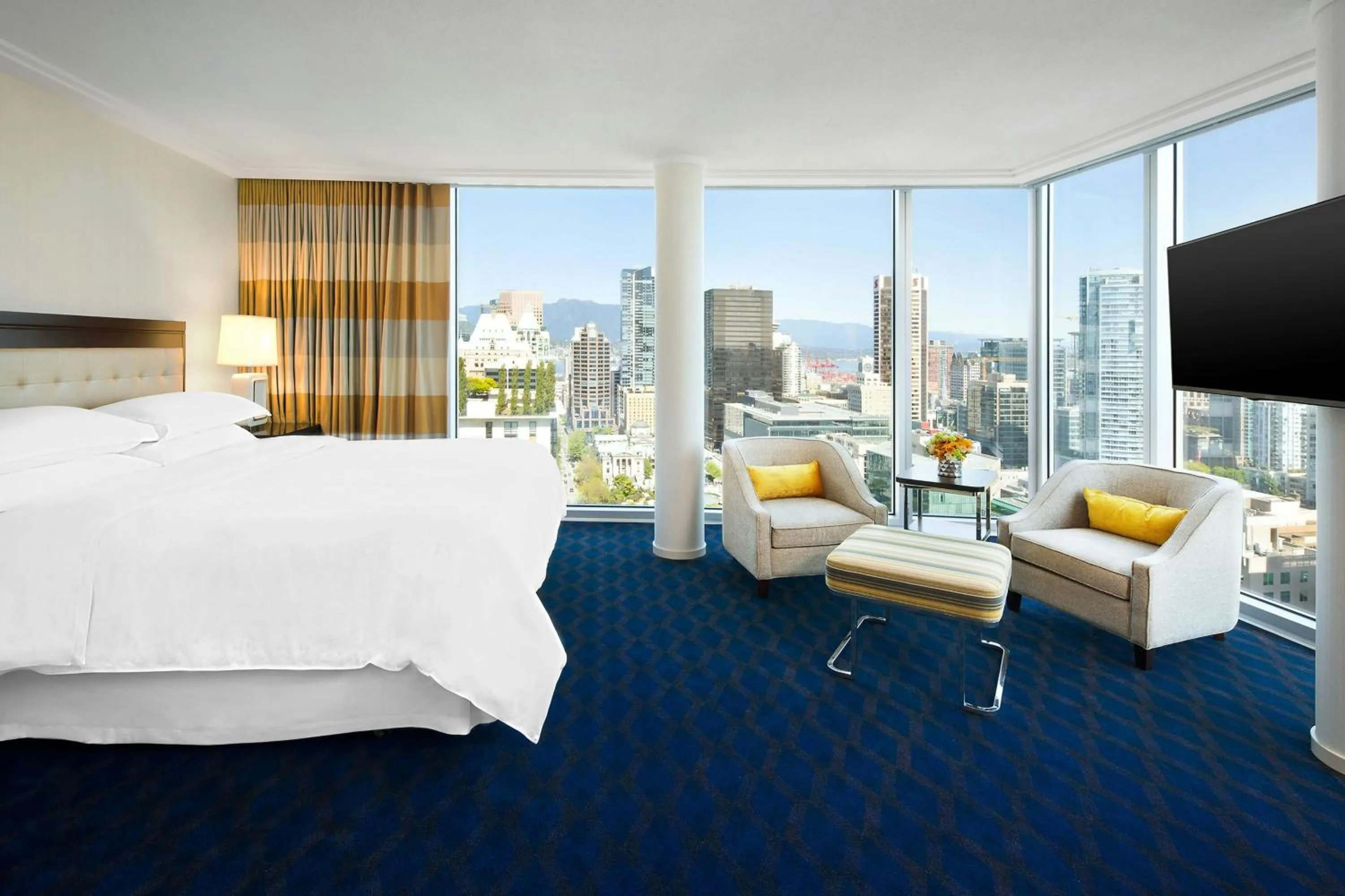 Photo of the whole room, Bed in Sheraton Vancouver Wall Centre