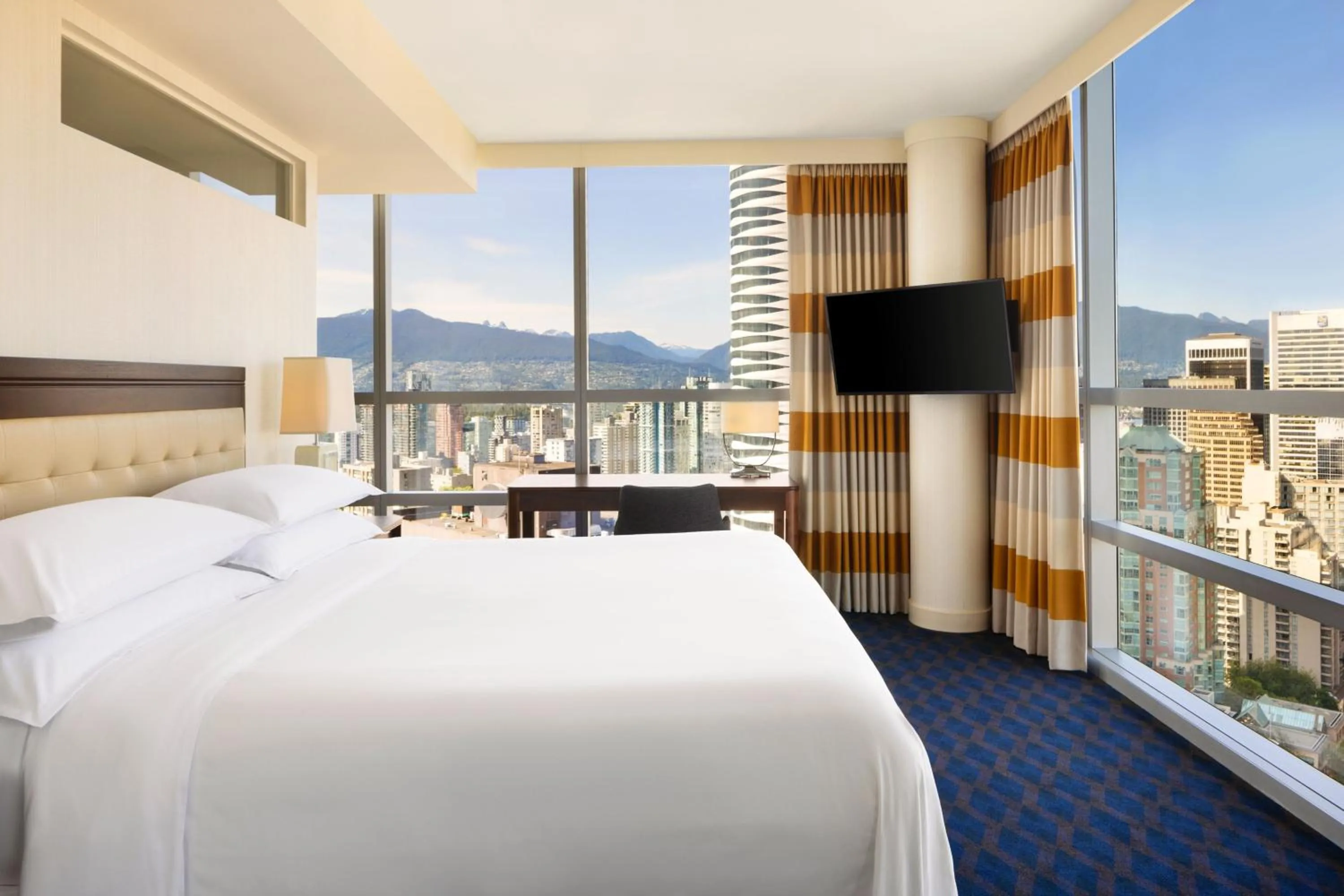 Photo of the whole room, Bed in Sheraton Vancouver Wall Centre