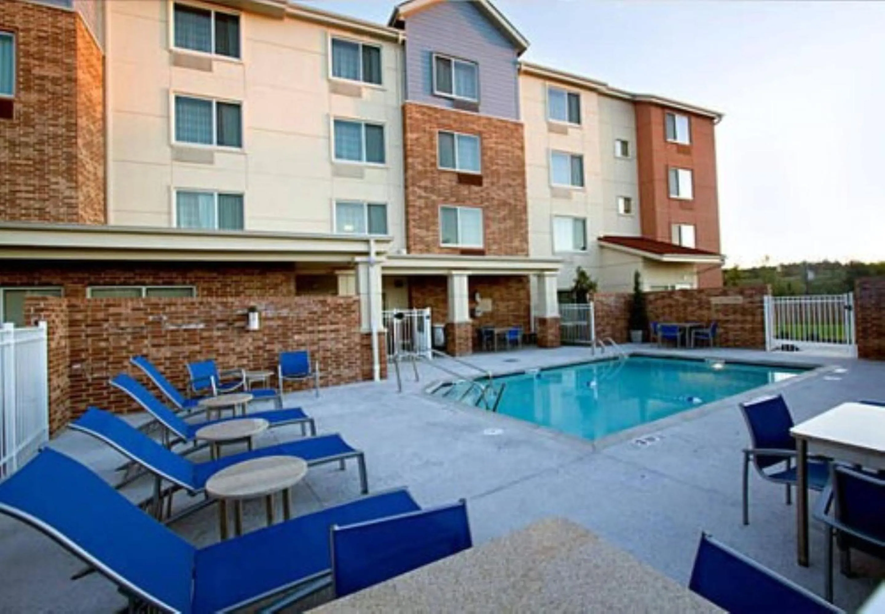 Swimming pool in TownePlace Suites by Marriott Little Rock West