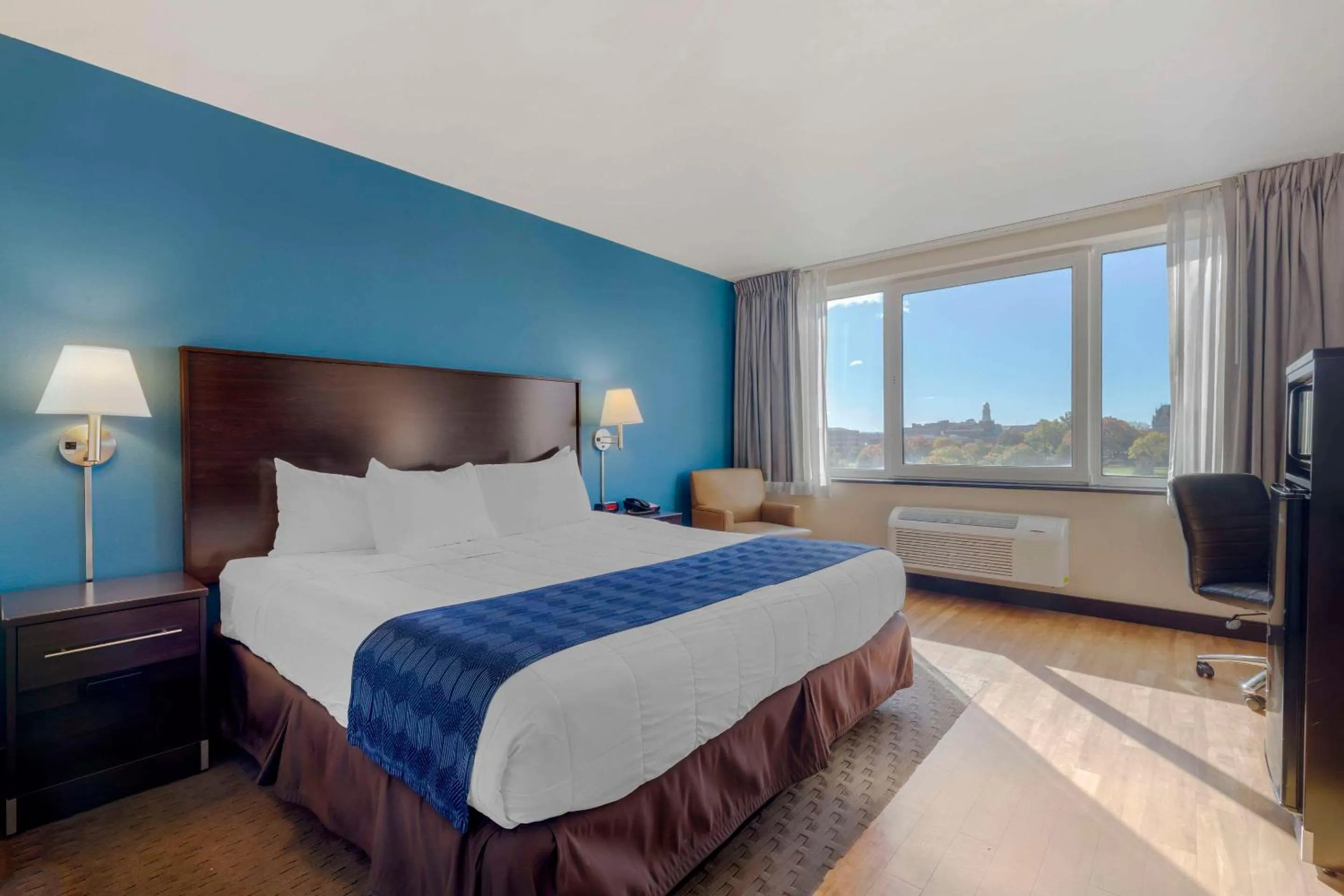 Bedroom, Bed in The Capitol Hotel