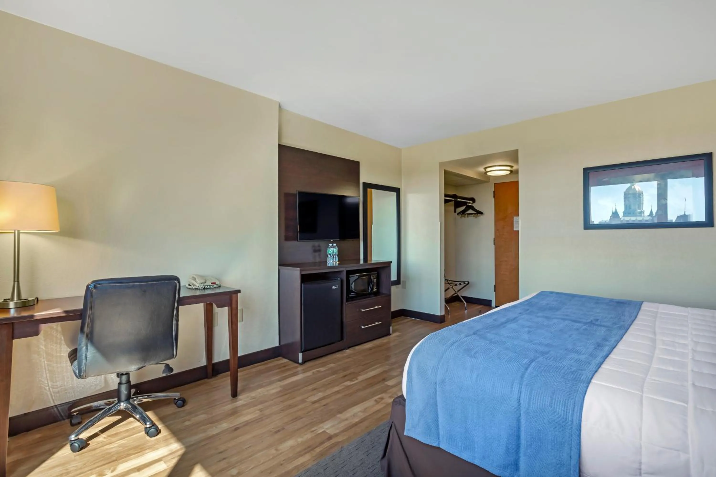 Photo of the whole room, Bed in The Capitol Hotel