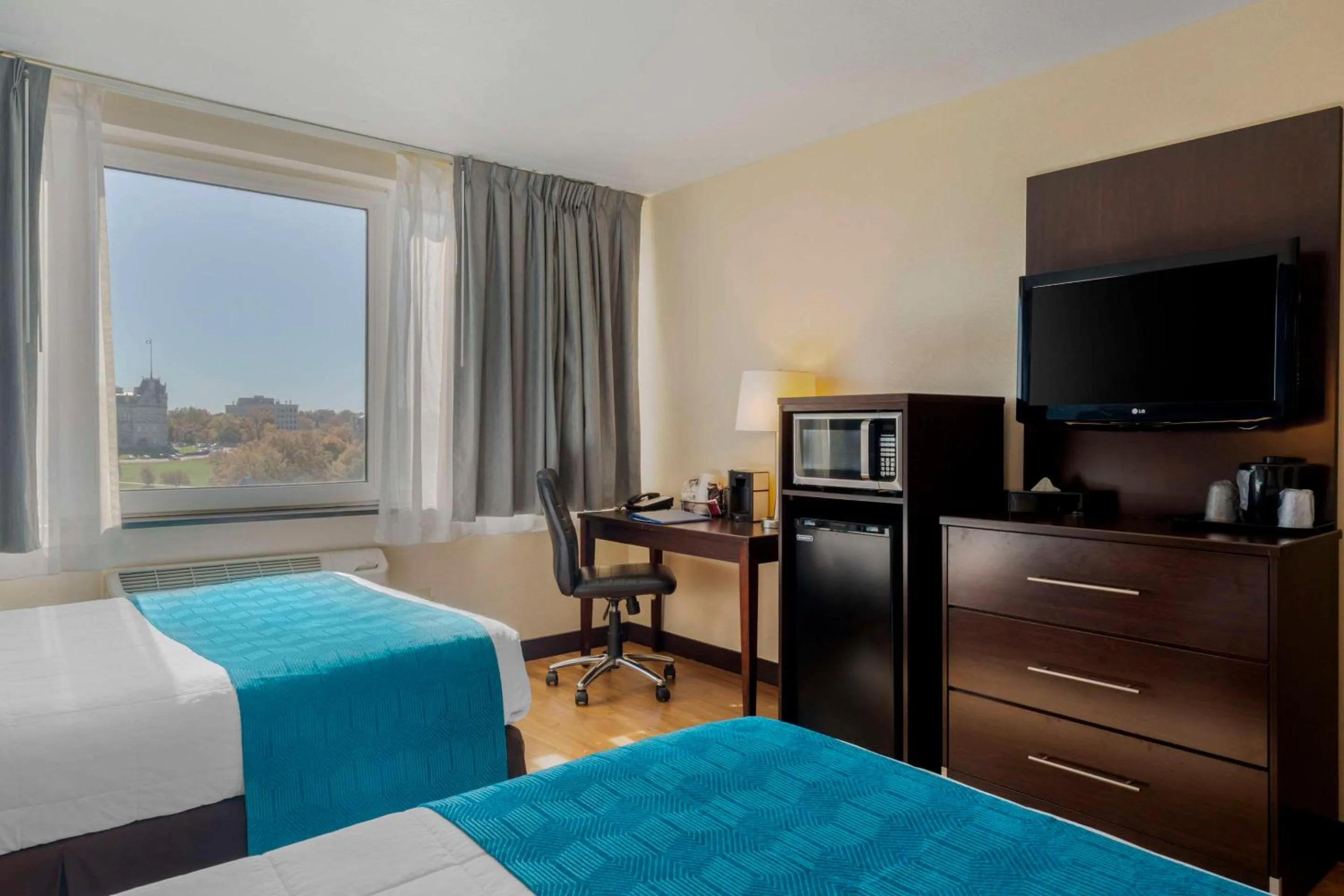 Bedroom, Bed in The Capitol Hotel