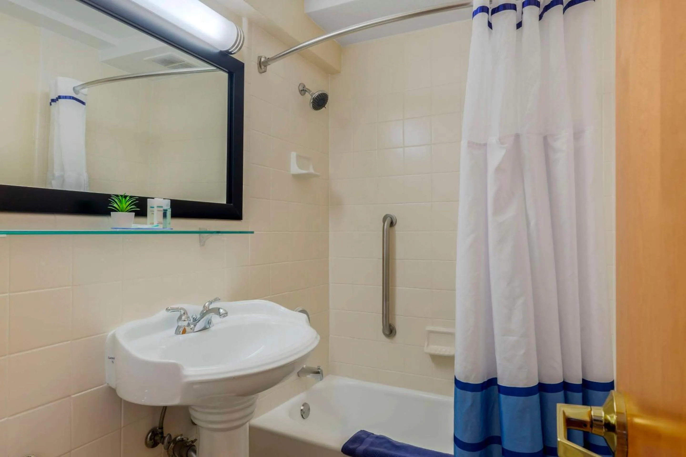 Bedroom in The Capitol Hotel