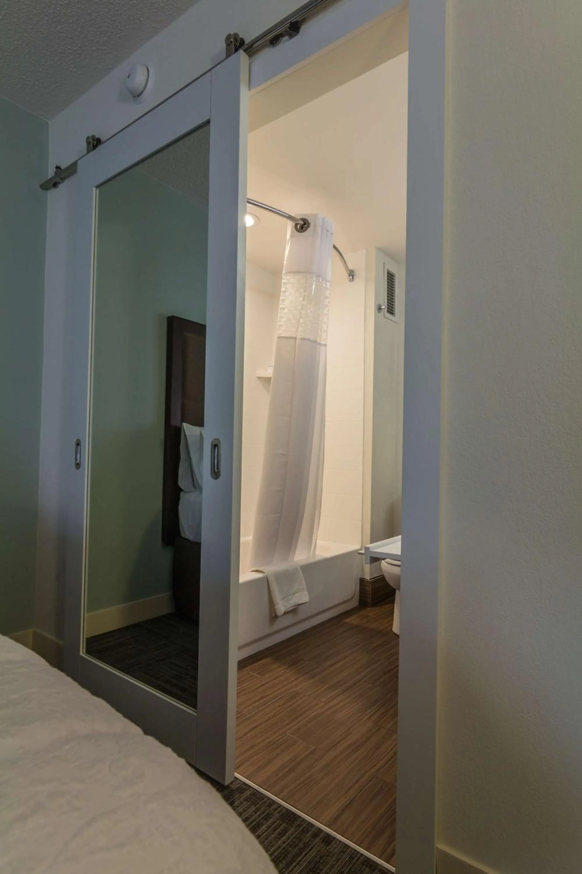 Bathroom, Bed in Hampton Inn Winchester-University/ Mall