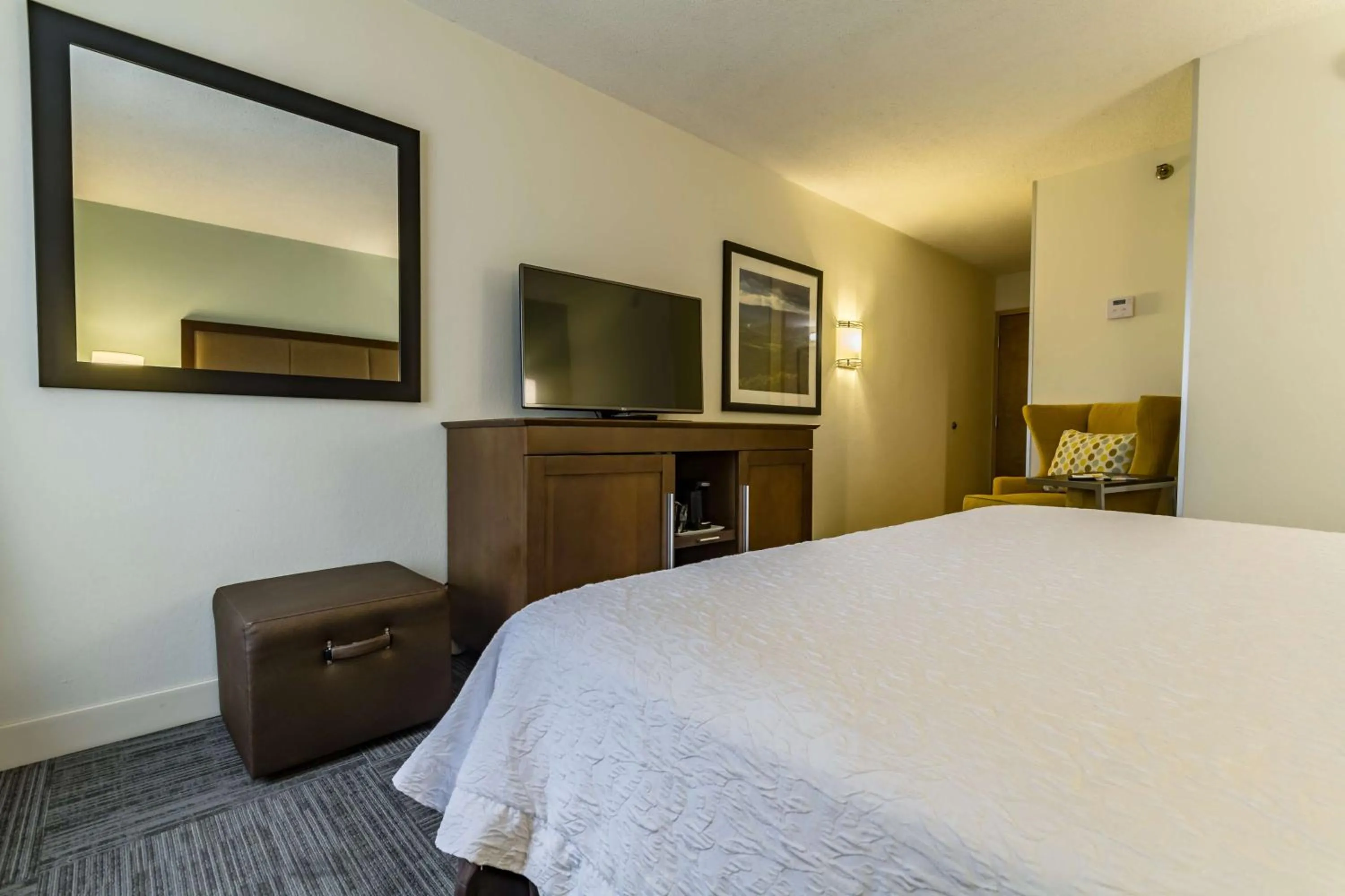 Bed in Hampton Inn Winchester-University/ Mall