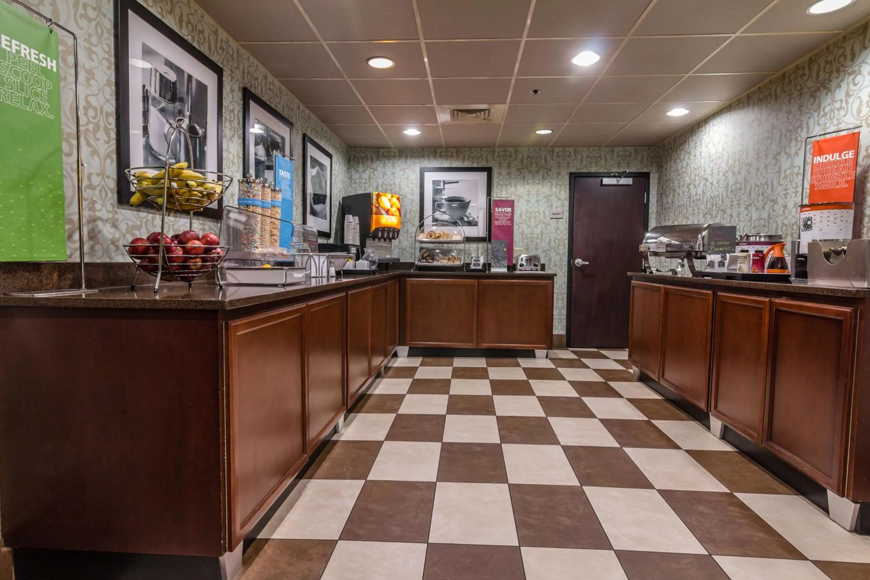 Dining area in Hampton Inn Winchester-University/ Mall