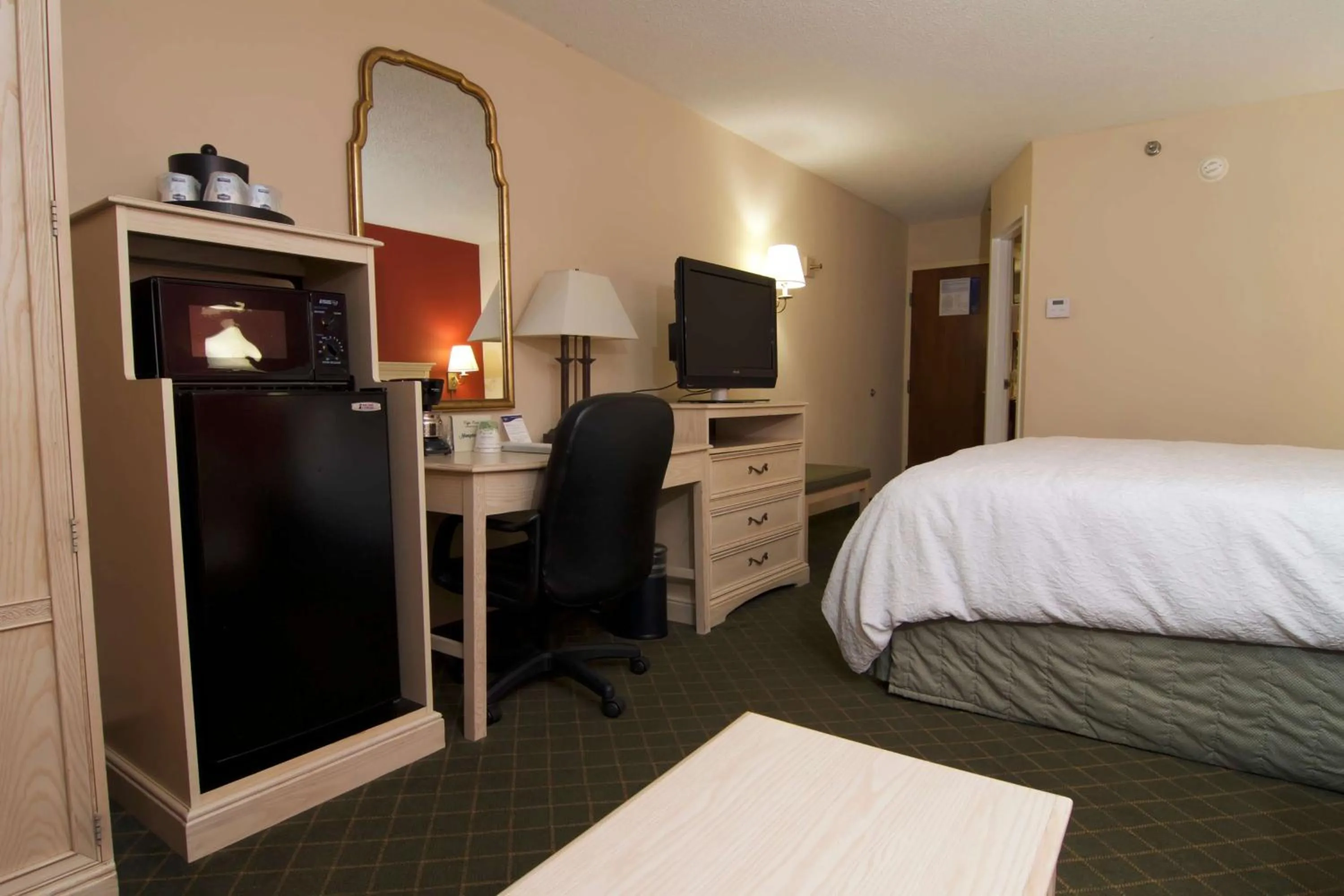 Bed in Hampton Inn Winchester-University/ Mall