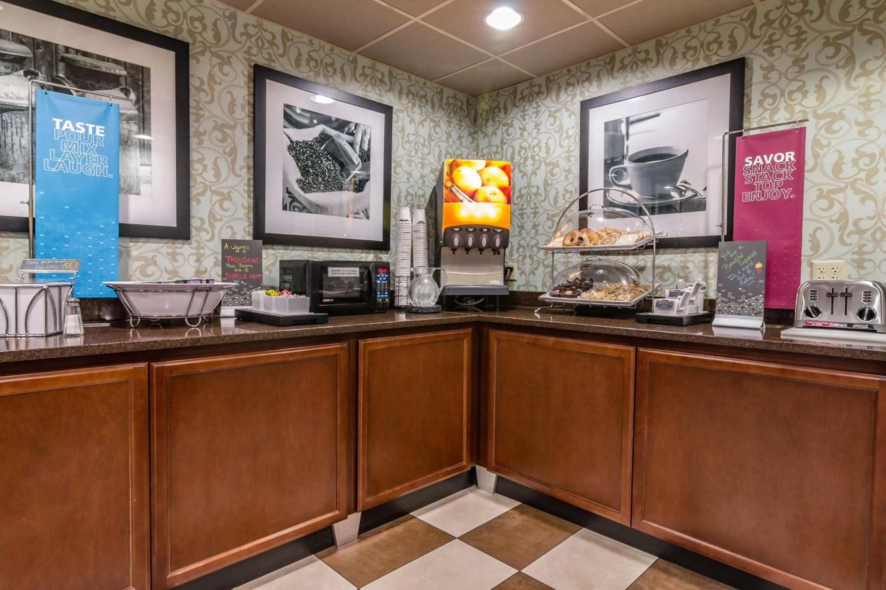 Dining area in Hampton Inn Winchester-University/ Mall