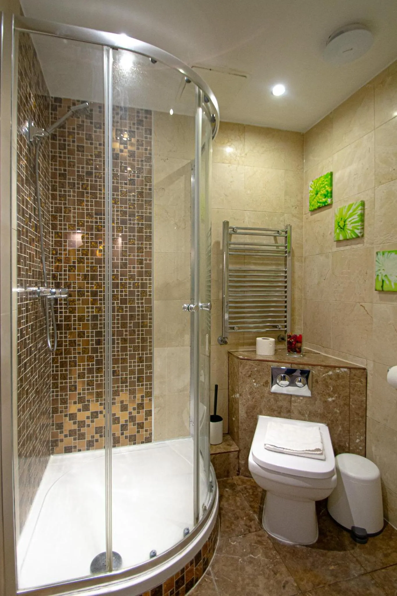 Shower in Imperial Court Suites