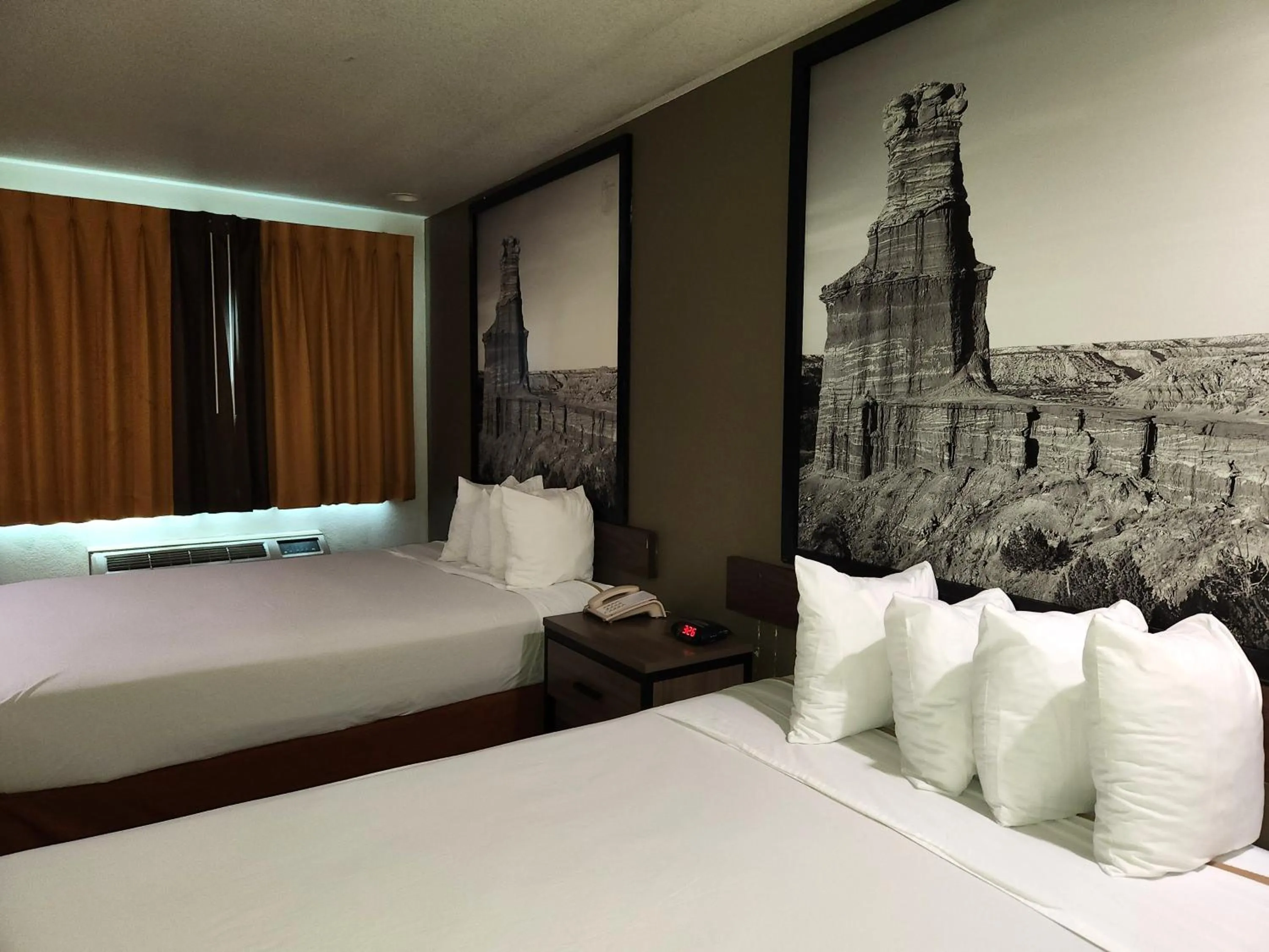 Bedroom, Bed in Super 8 by Wyndham Austin North/University Area