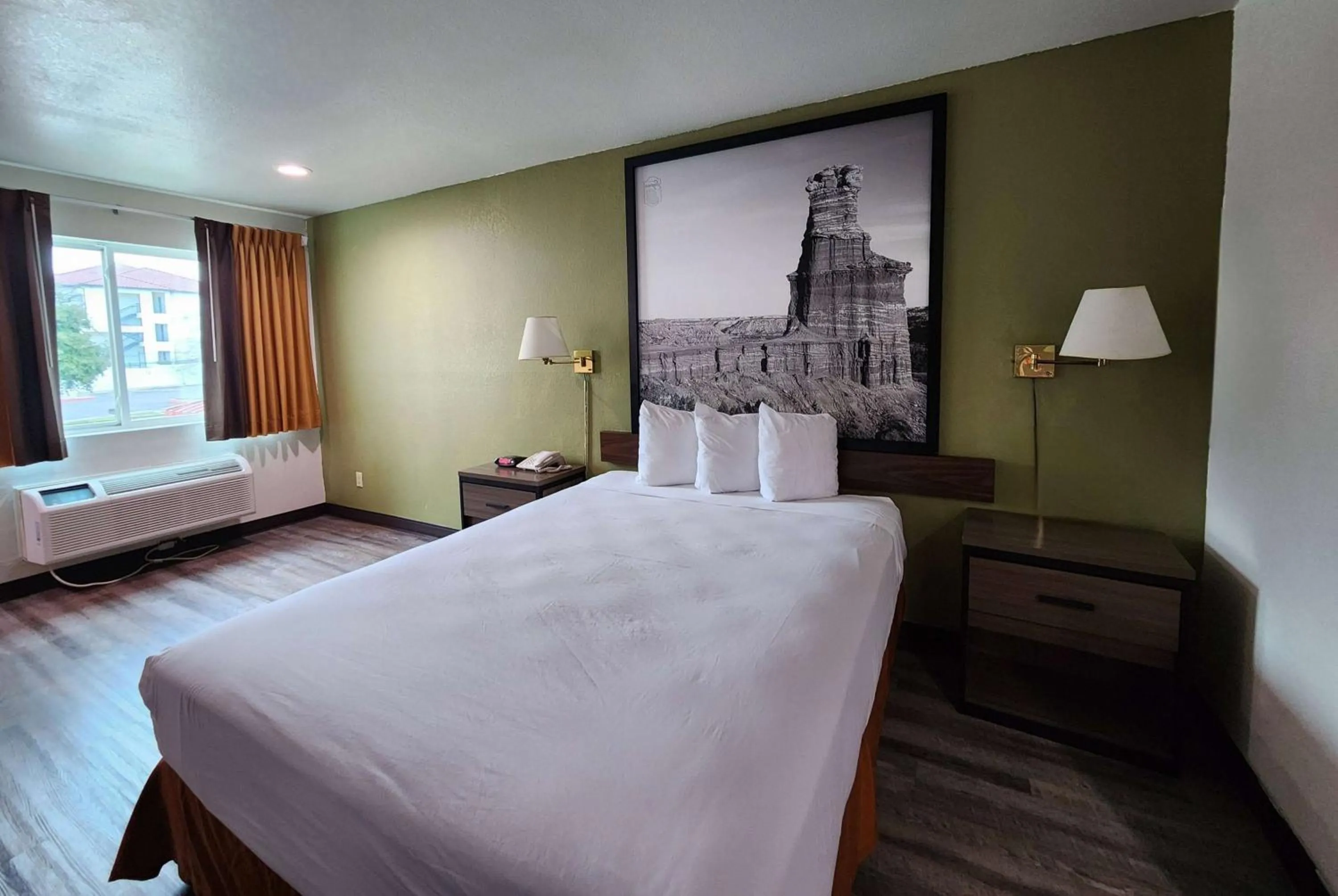 Photo of the whole room, Bed in Super 8 by Wyndham Austin North/University Area