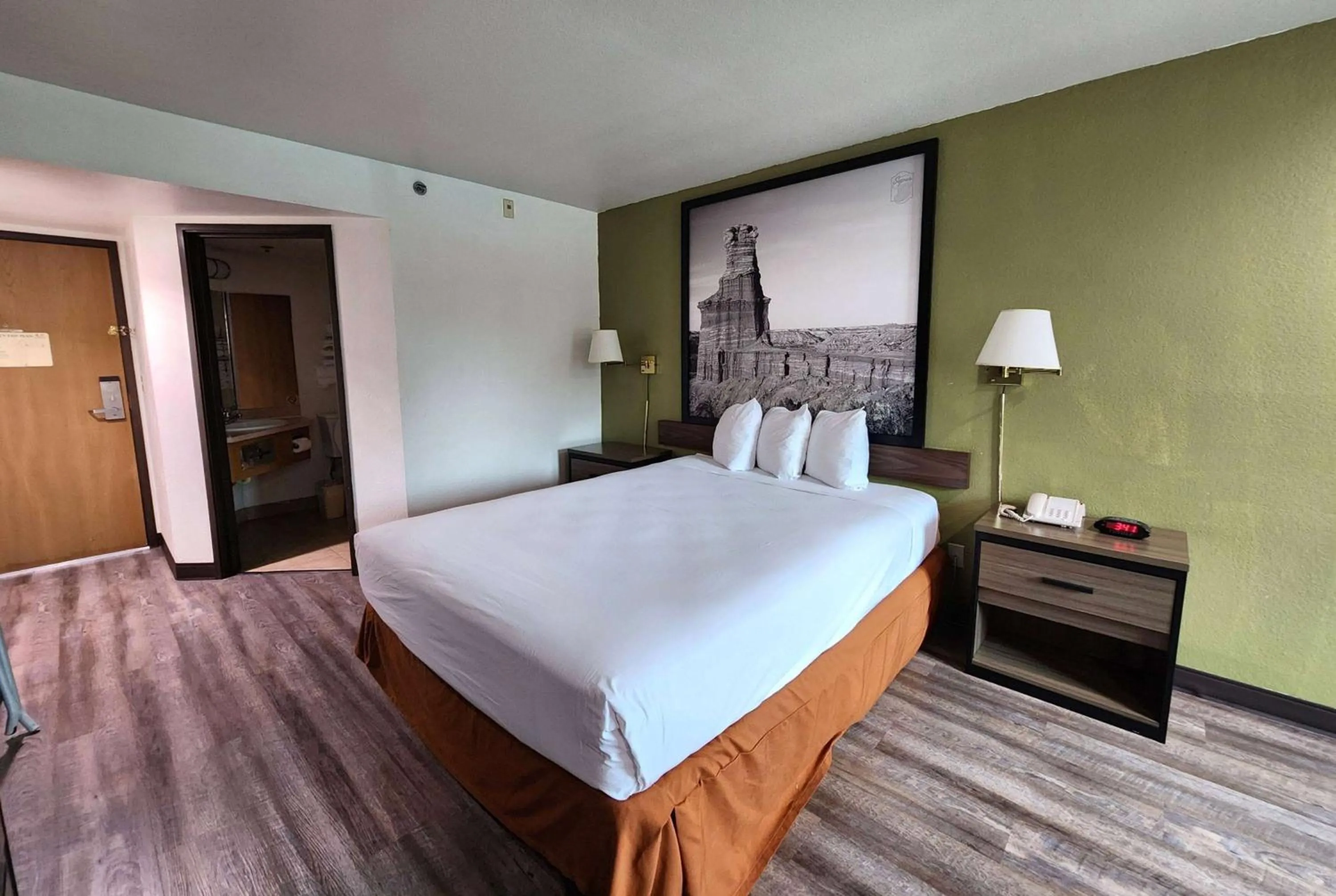 Photo of the whole room, Bed in Super 8 by Wyndham Austin North/University Area