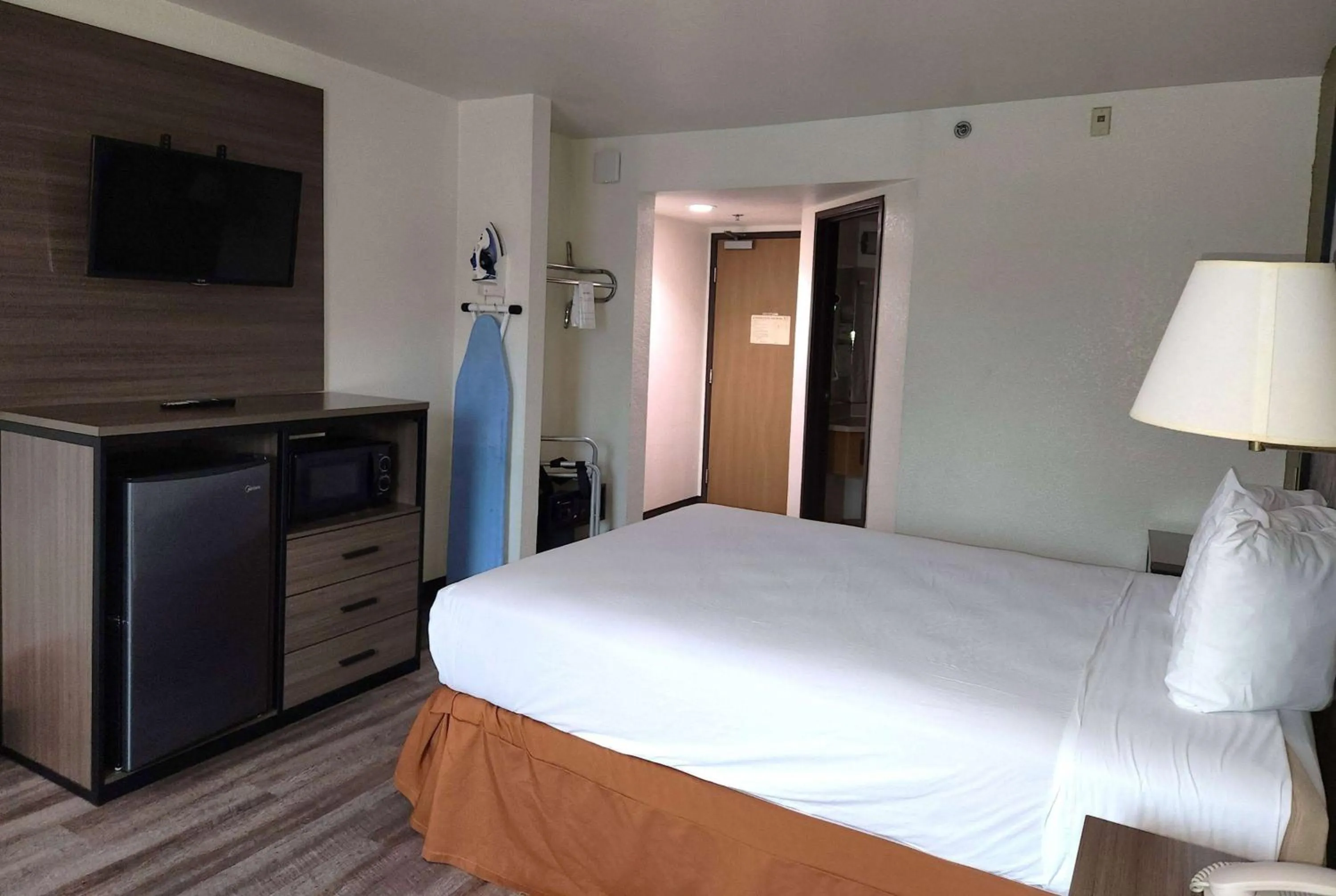 Photo of the whole room, Bed in Super 8 by Wyndham Austin North/University Area