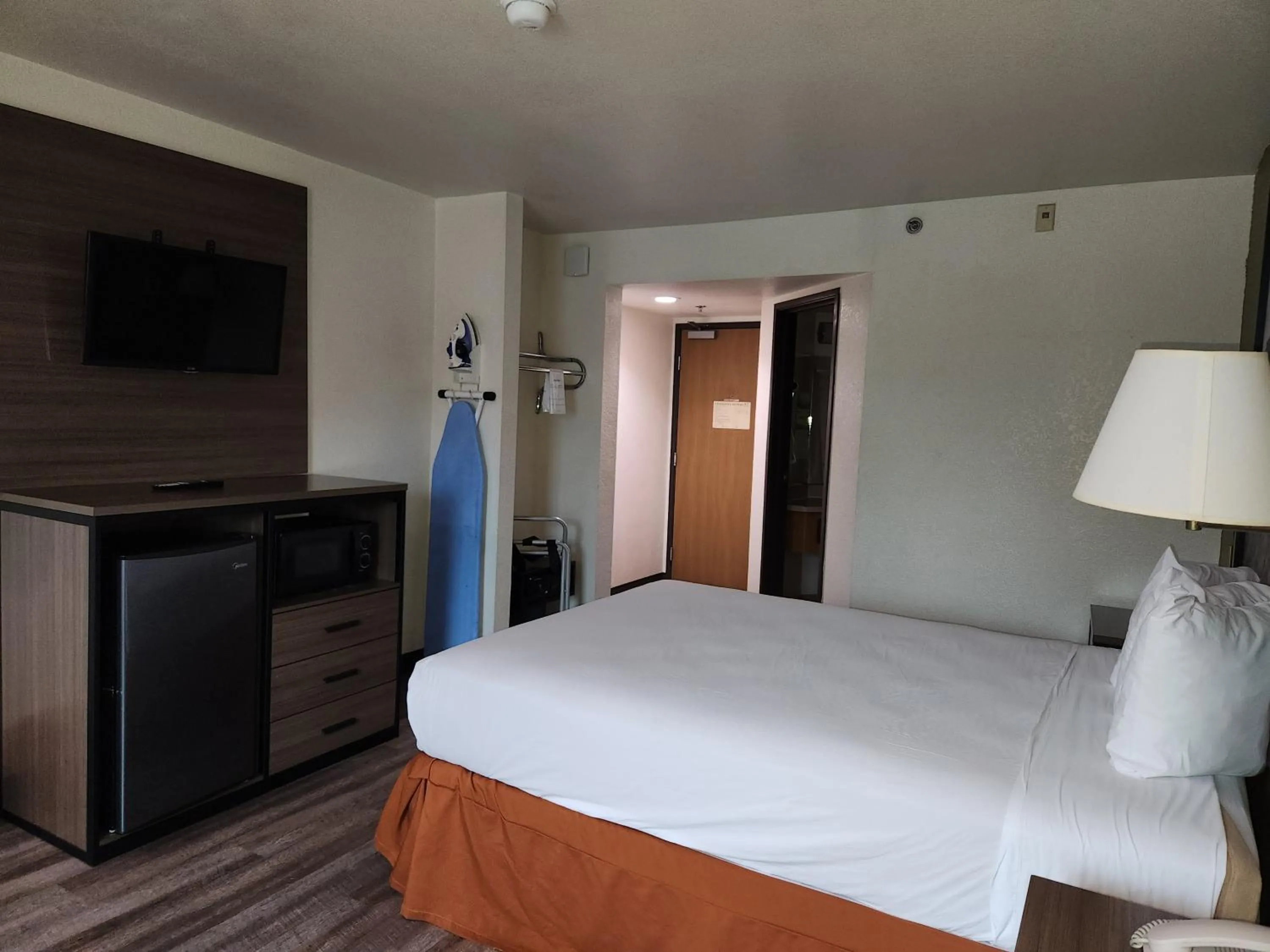 Bedroom, Bed in Super 8 by Wyndham Austin North/University Area