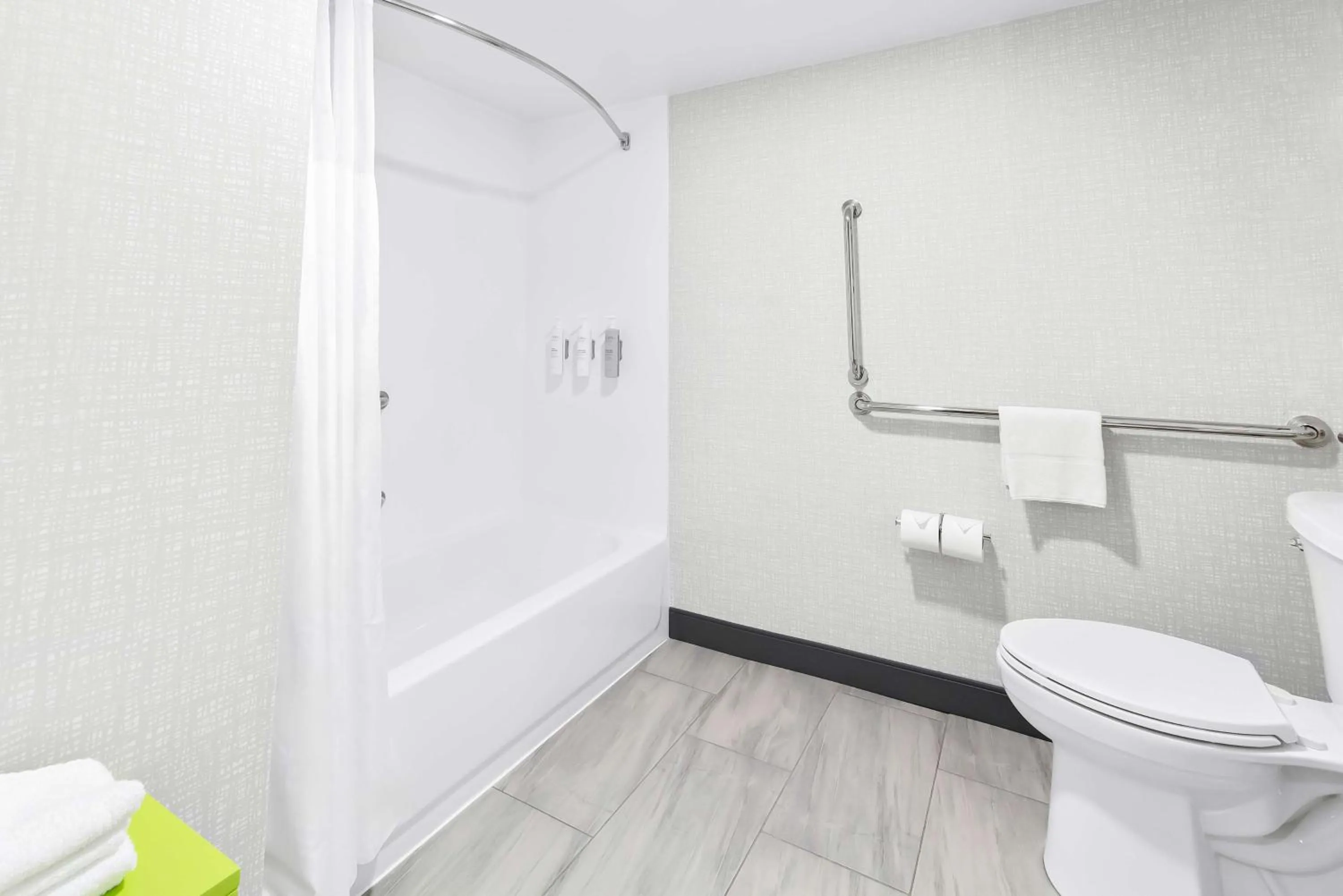 Bathroom in Hampton Inn Washington