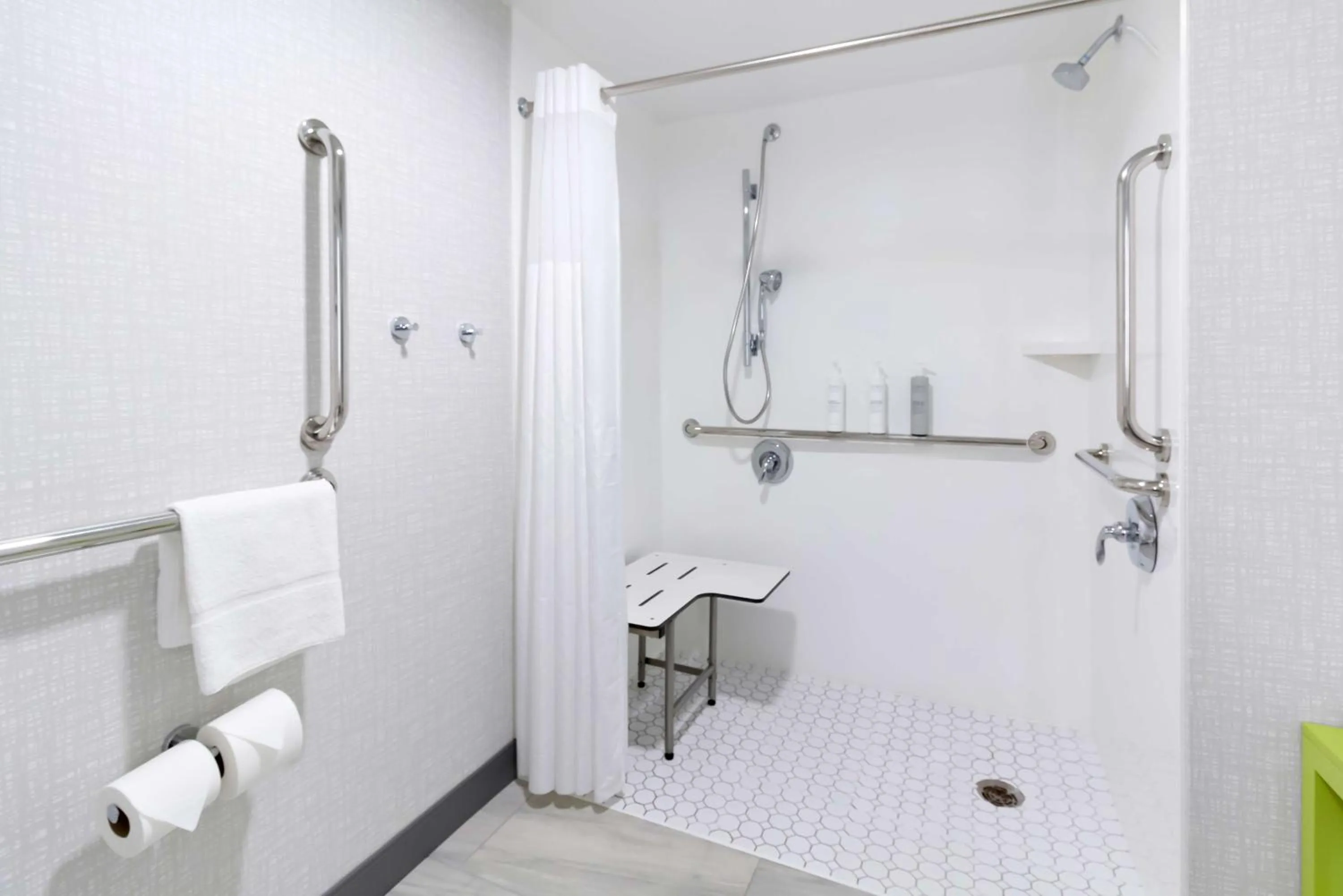 Bathroom in Hampton Inn Washington