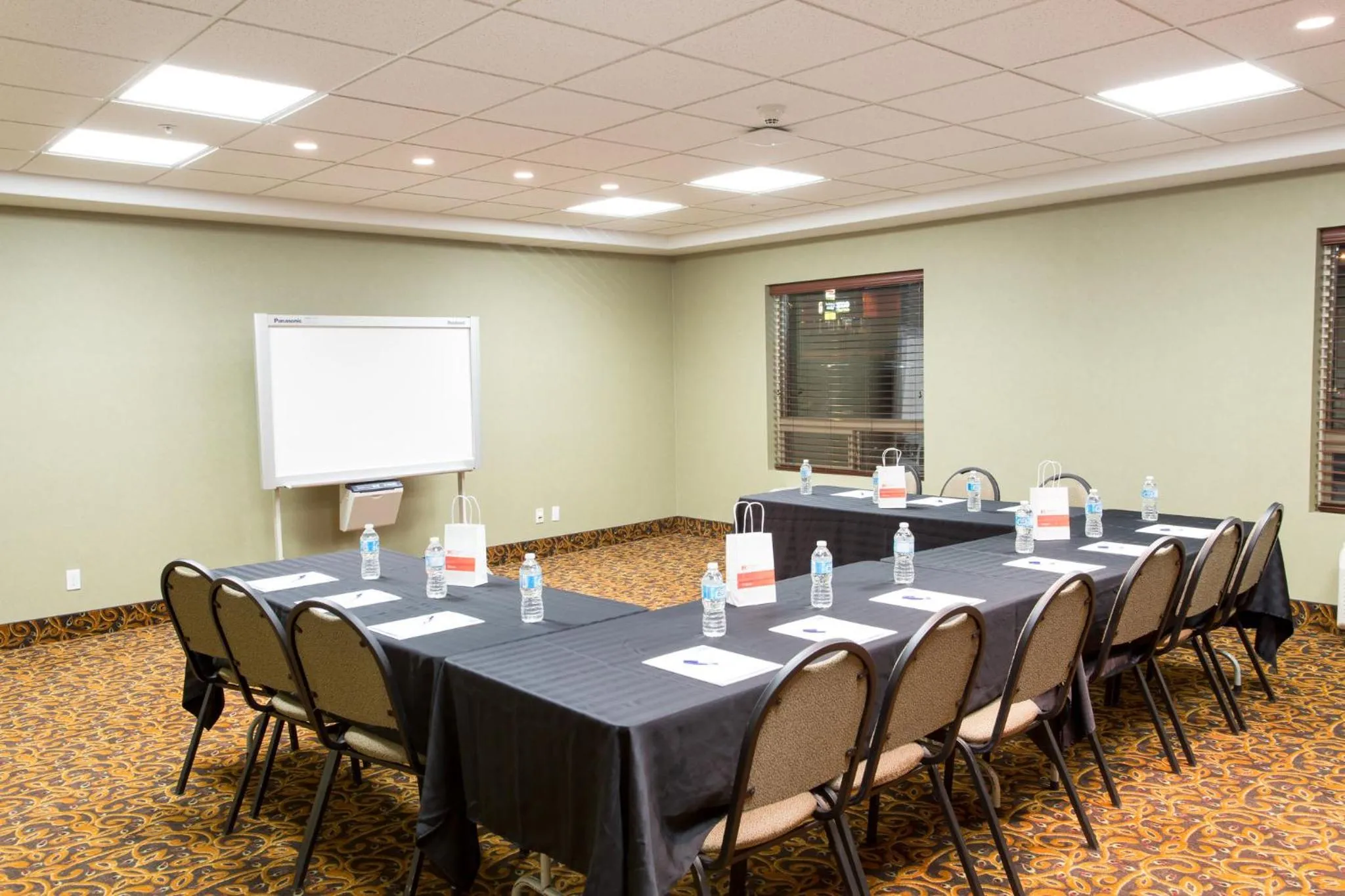 Meeting/conference room in Holiday Inn Express & Suites Whitecourt by IHG