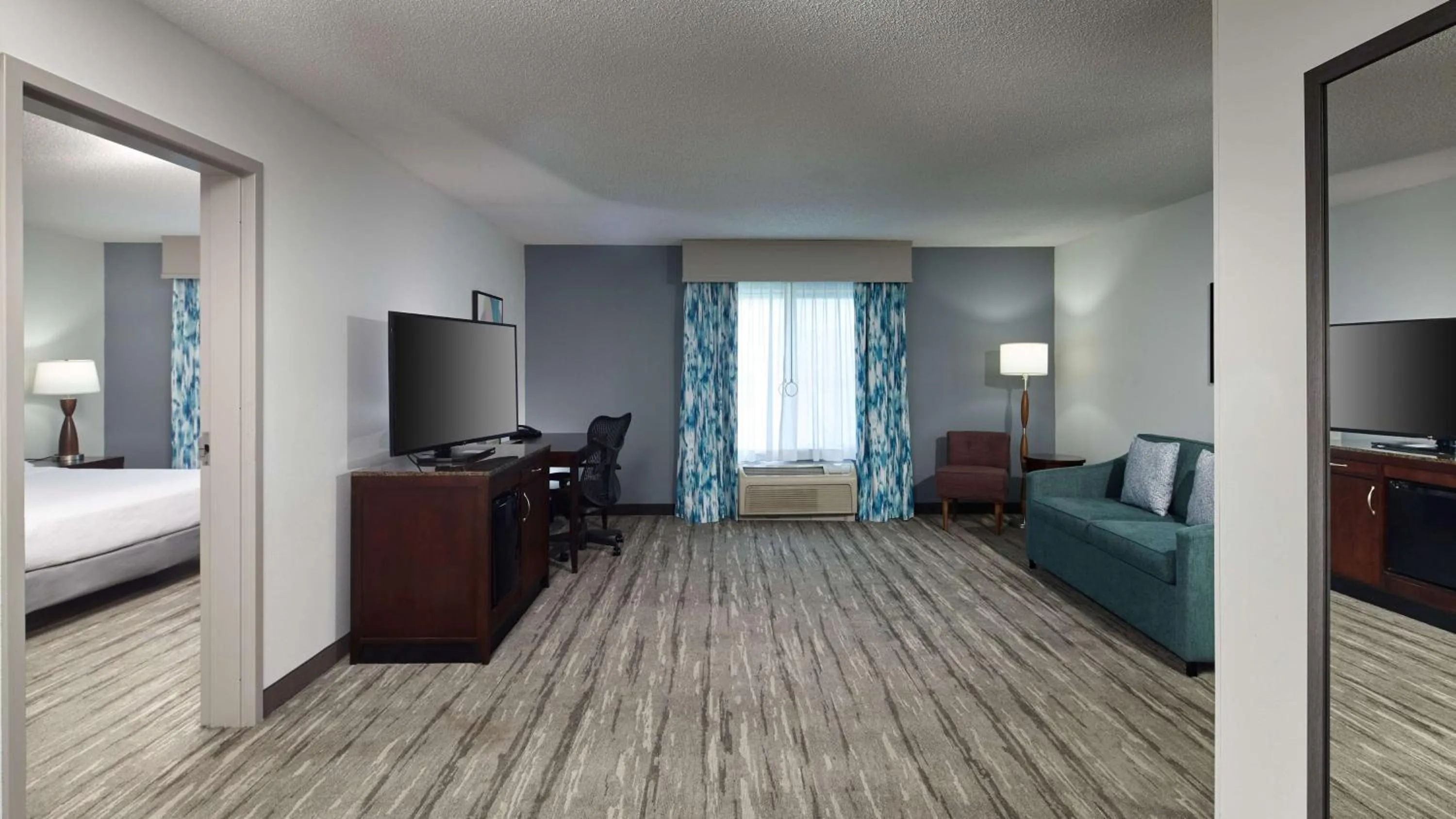 Living room, Bed in Hilton Garden Inn Merrillville