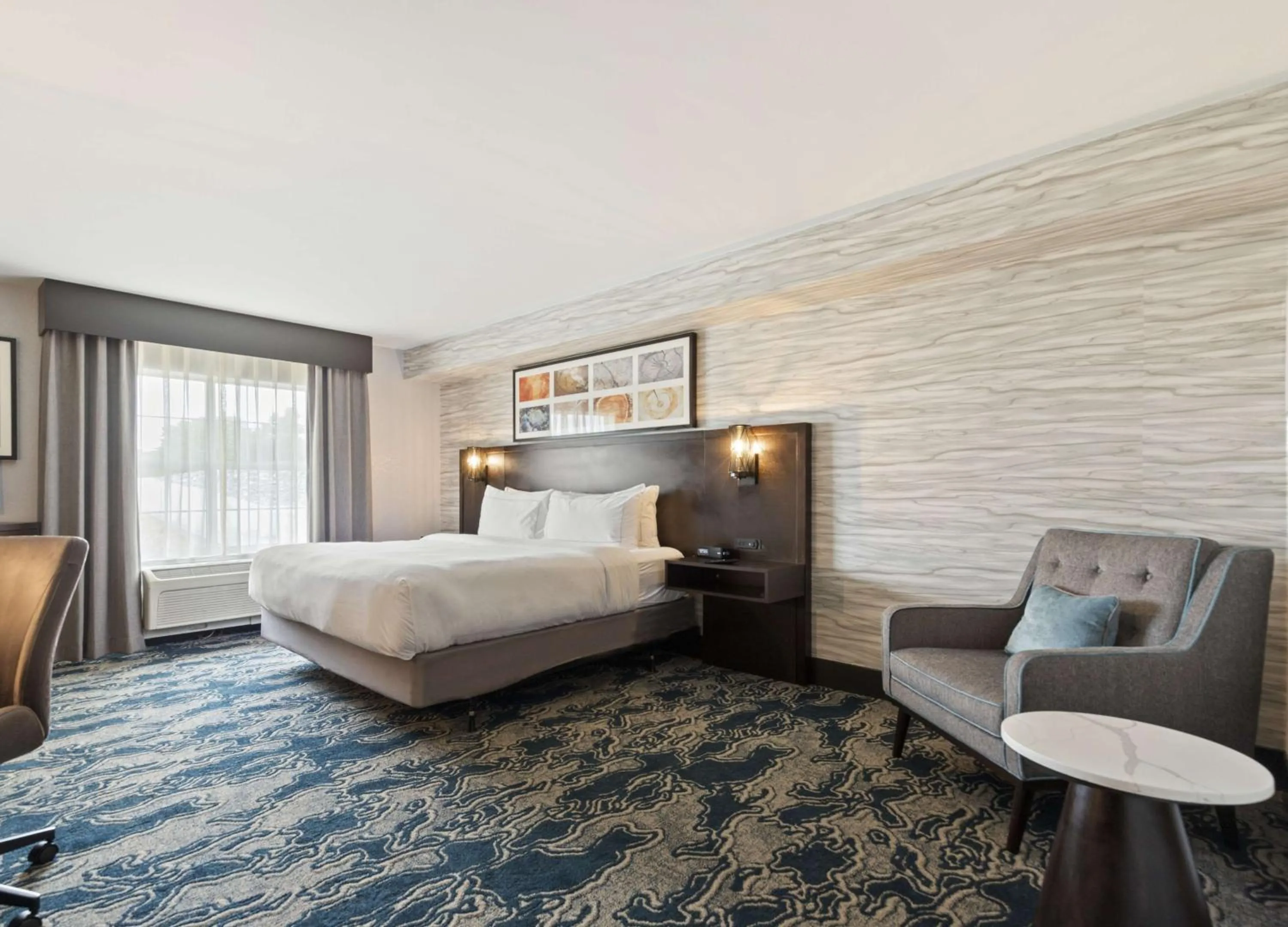 Bed in Doubletree By Hilton Front Royal Blue Ridge Shadows