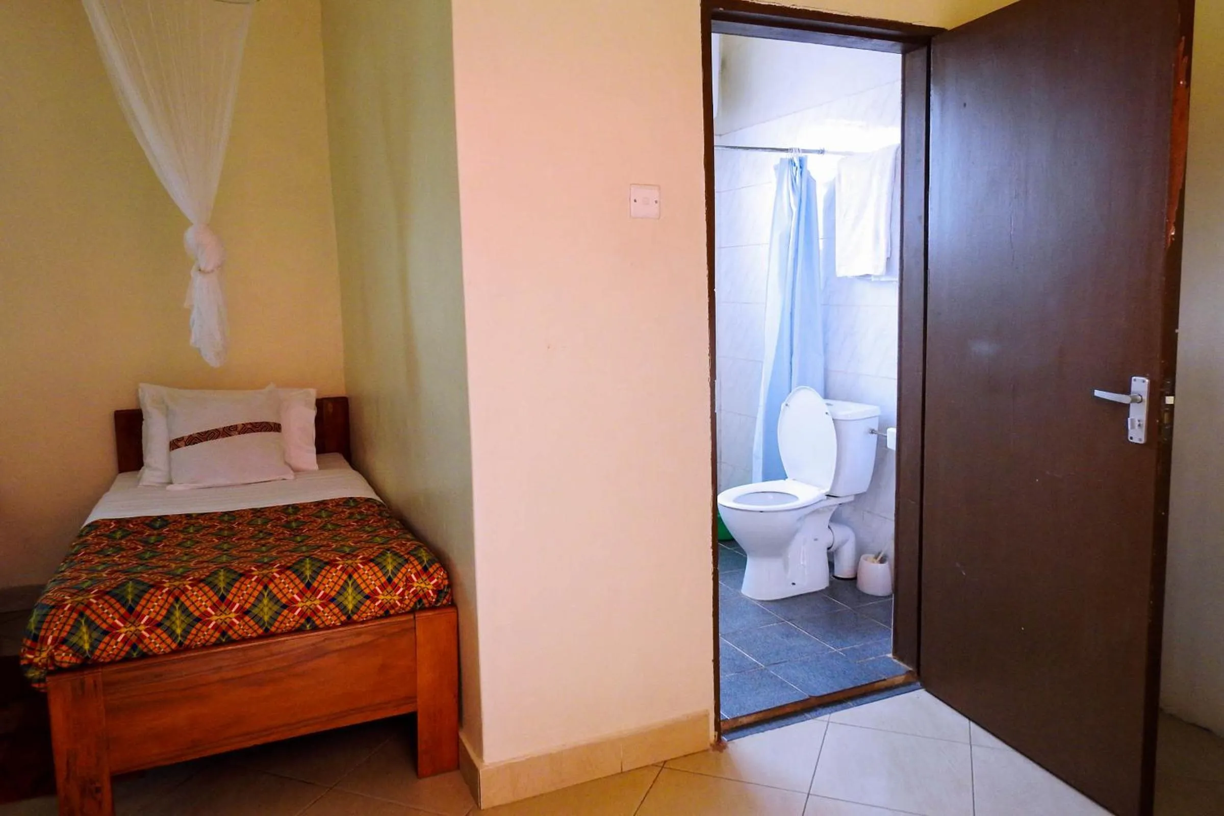 Bathroom, Bed in Westend Motel