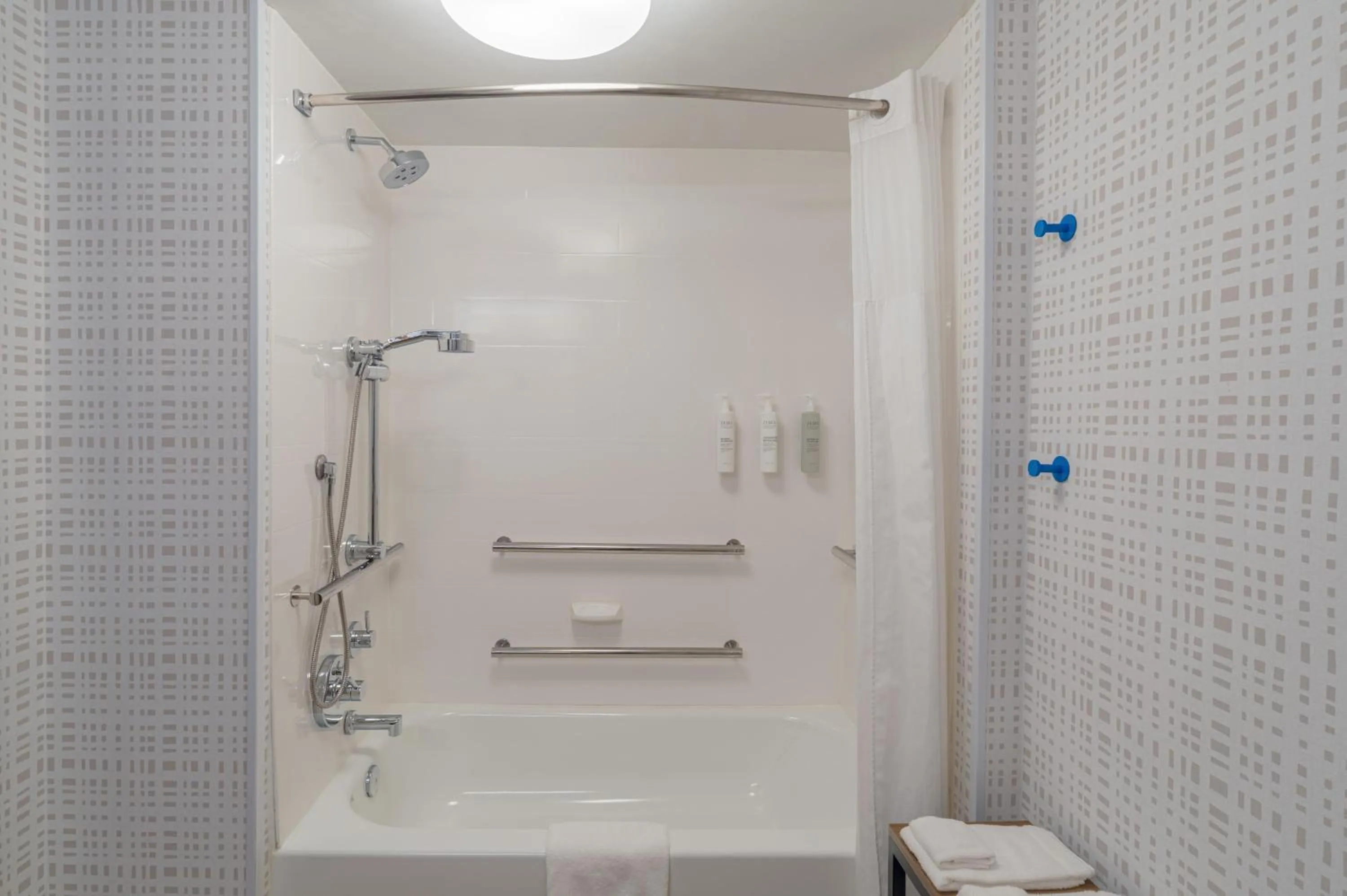 Bathroom in Hampton Inn Marietta