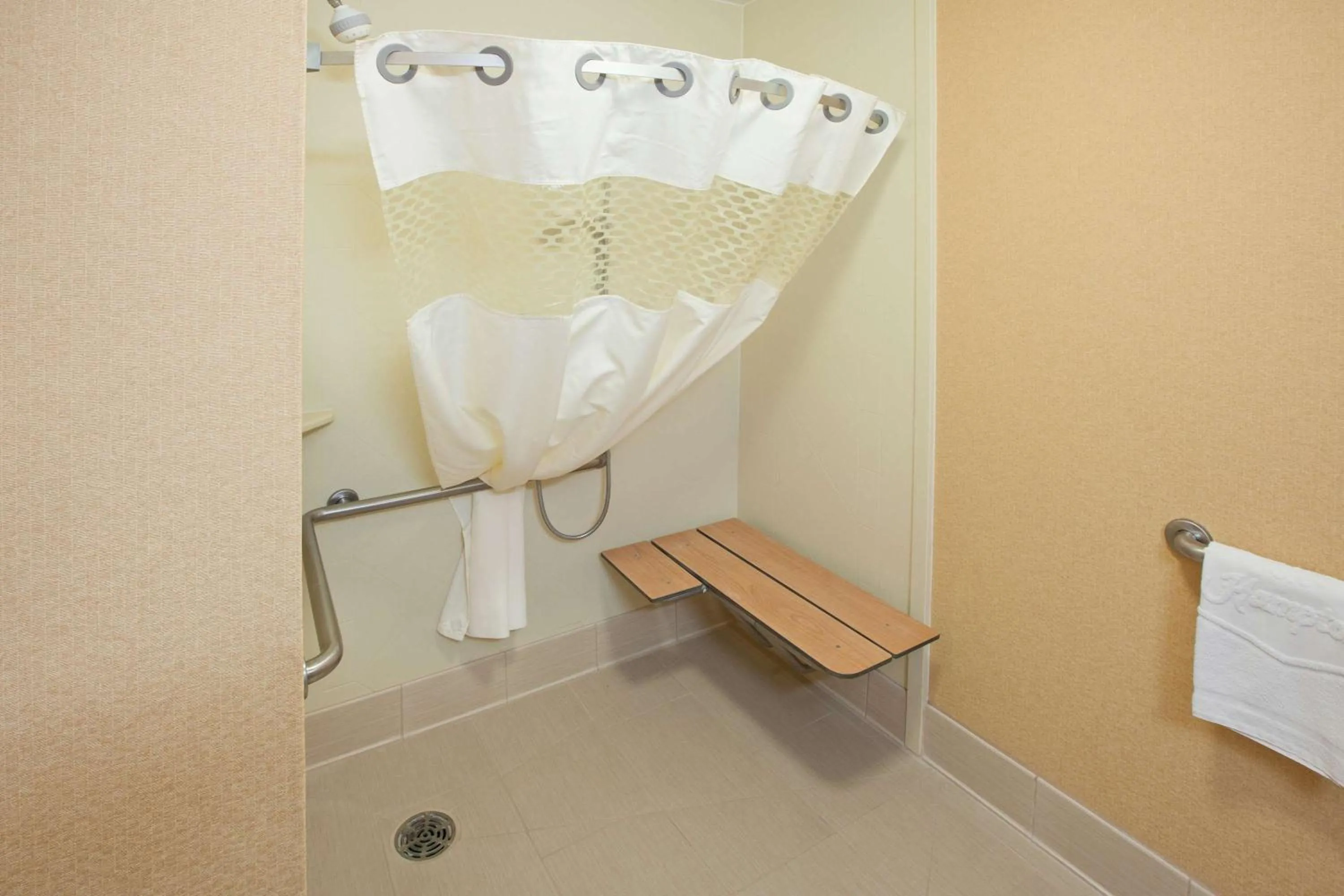 Bathroom in Hampton Inn Marietta