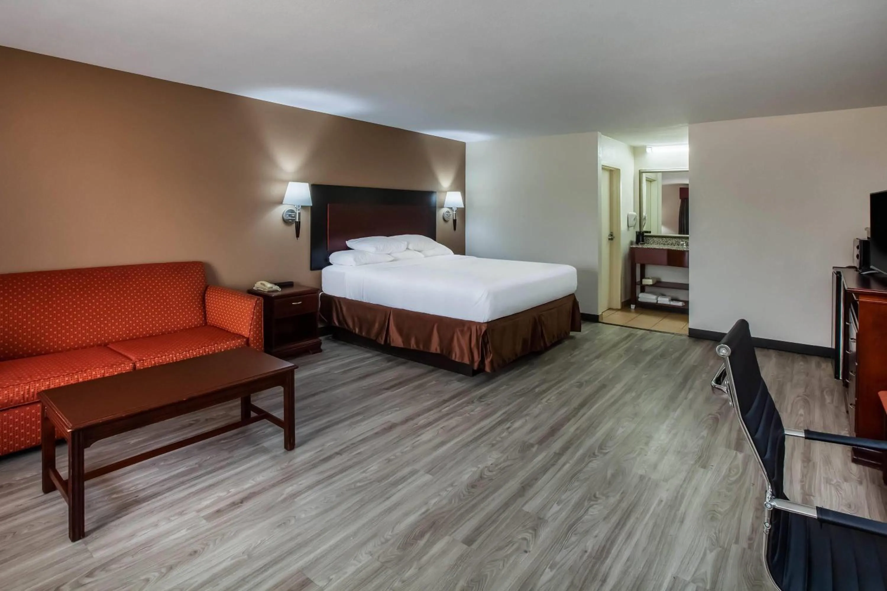 Photo of the whole room, Bed in Days Inn & Suites by Wyndham Tyler