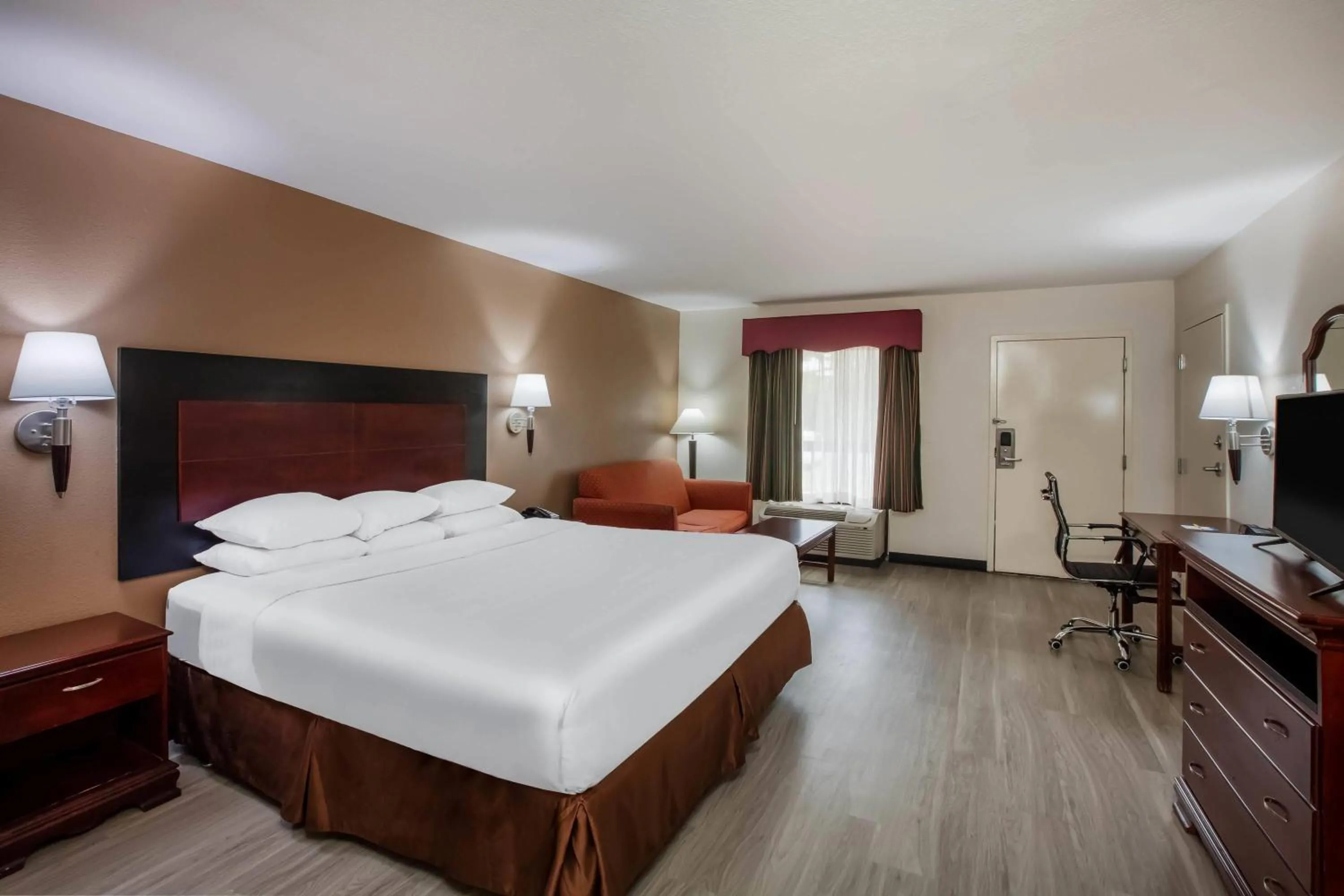 Photo of the whole room, Bed in Days Inn & Suites by Wyndham Tyler