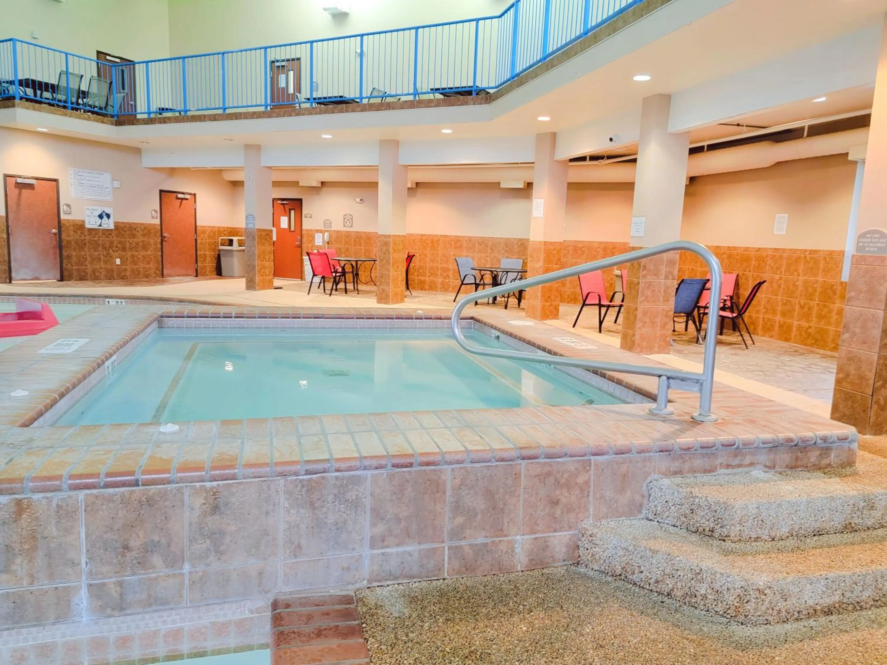 Swimming pool in Holiday Inn Express Hotel & Suites Sioux Falls-Brandon by IHG