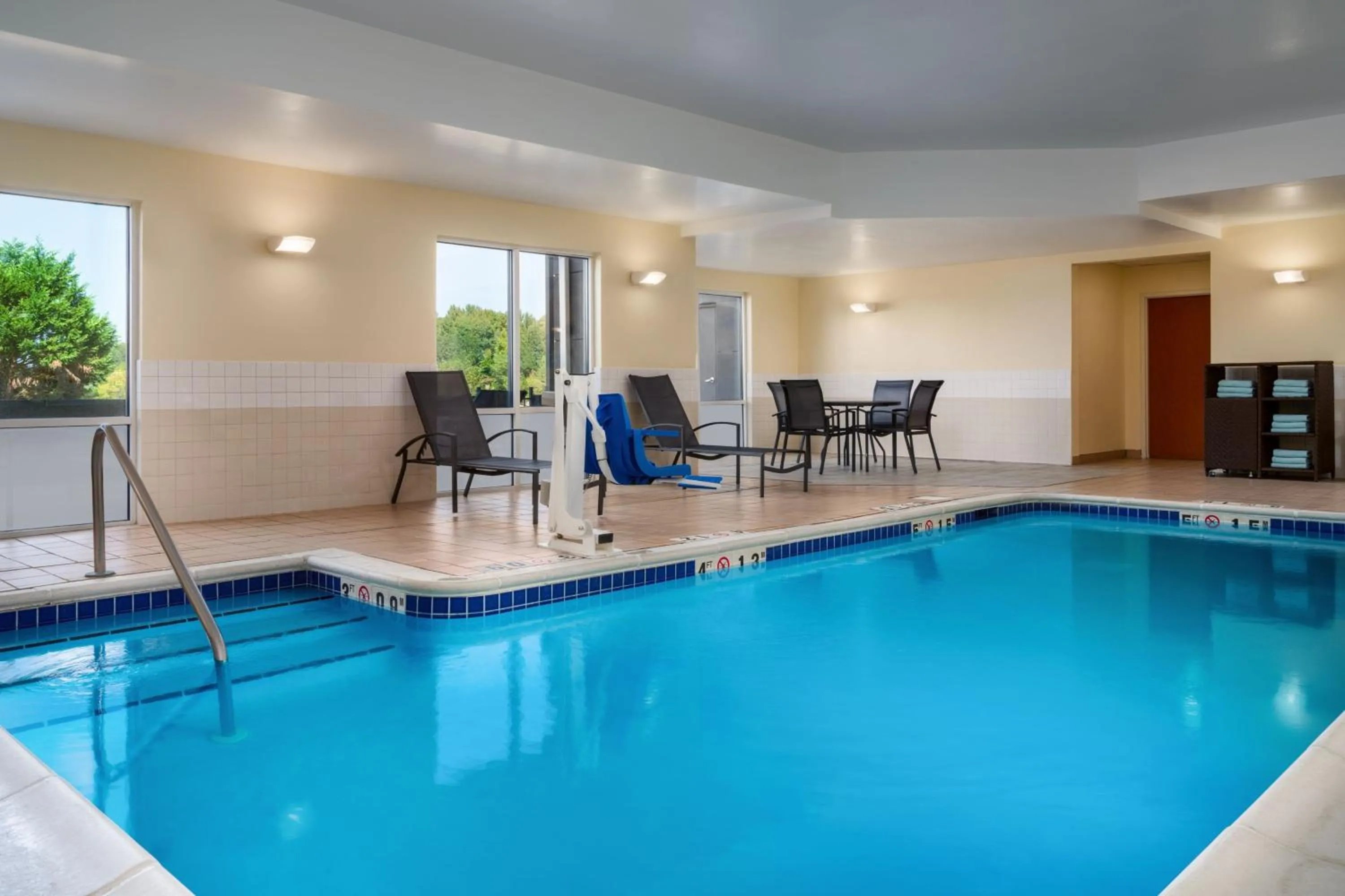 Swimming pool in Fairfield Inn and Suites by Marriott Birmingham / Bessemer