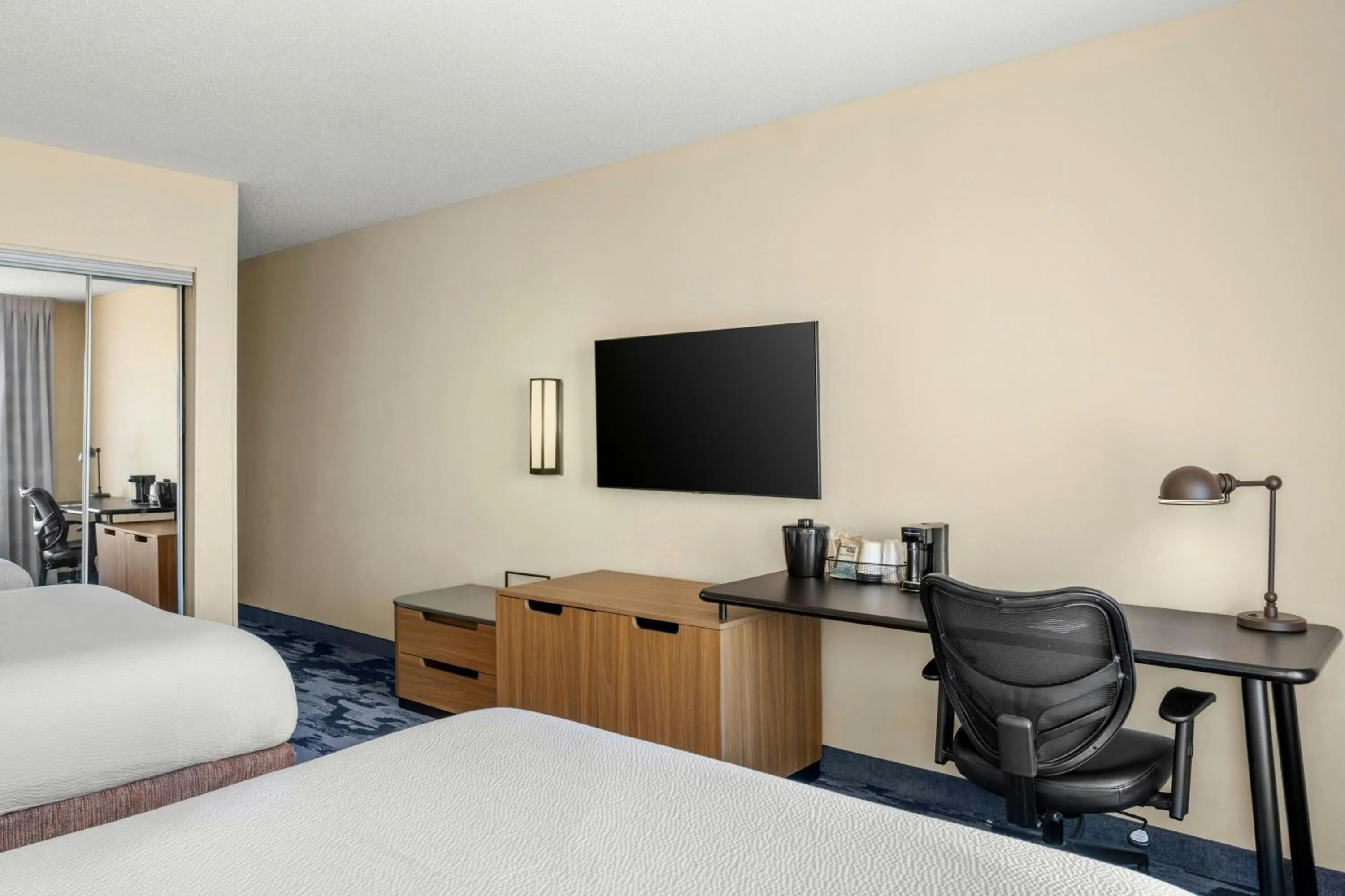 Photo of the whole room, Bed in Fairfield Inn and Suites by Marriott Marion