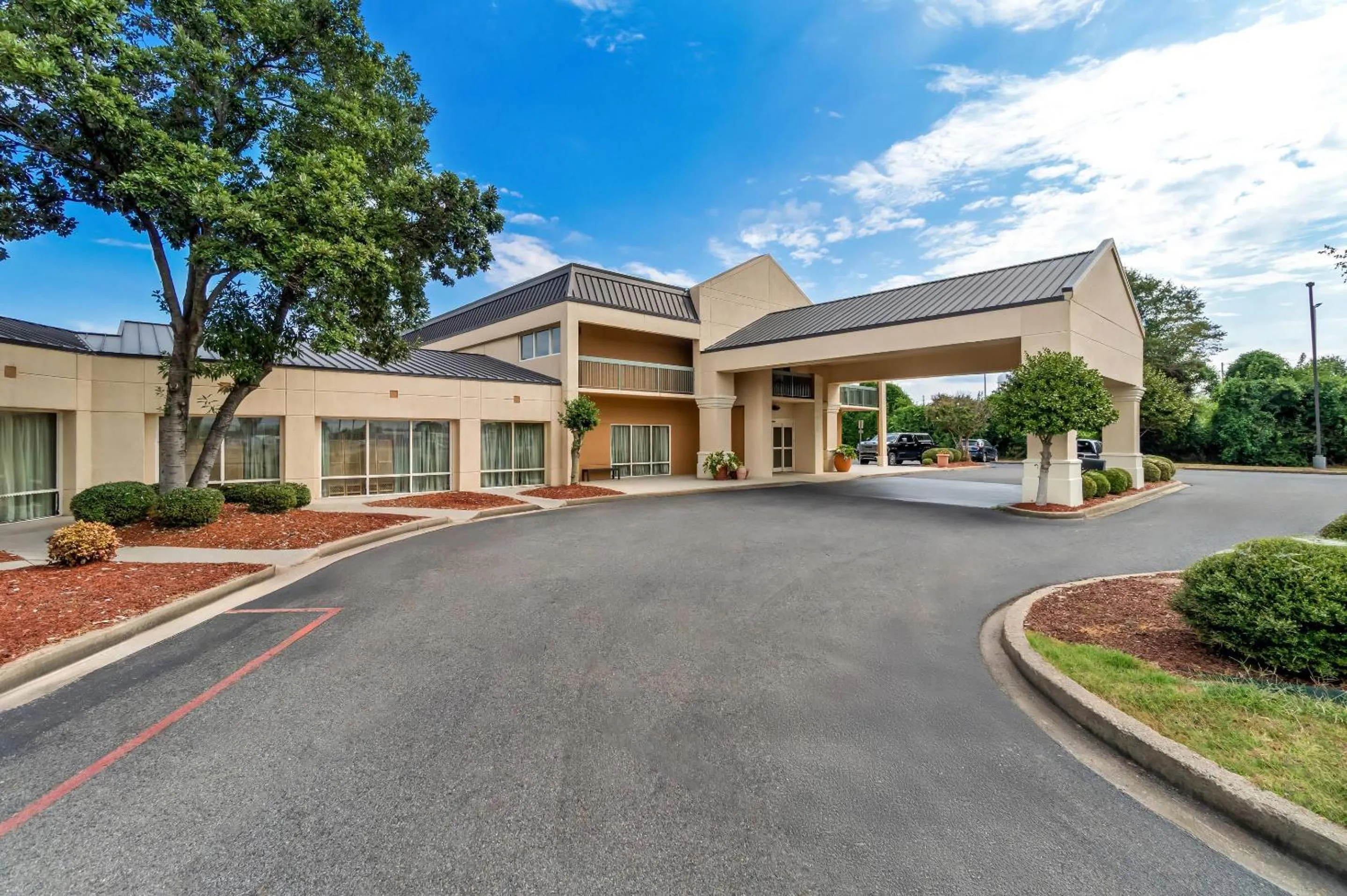 Property building in Quality Inn Union City US 51