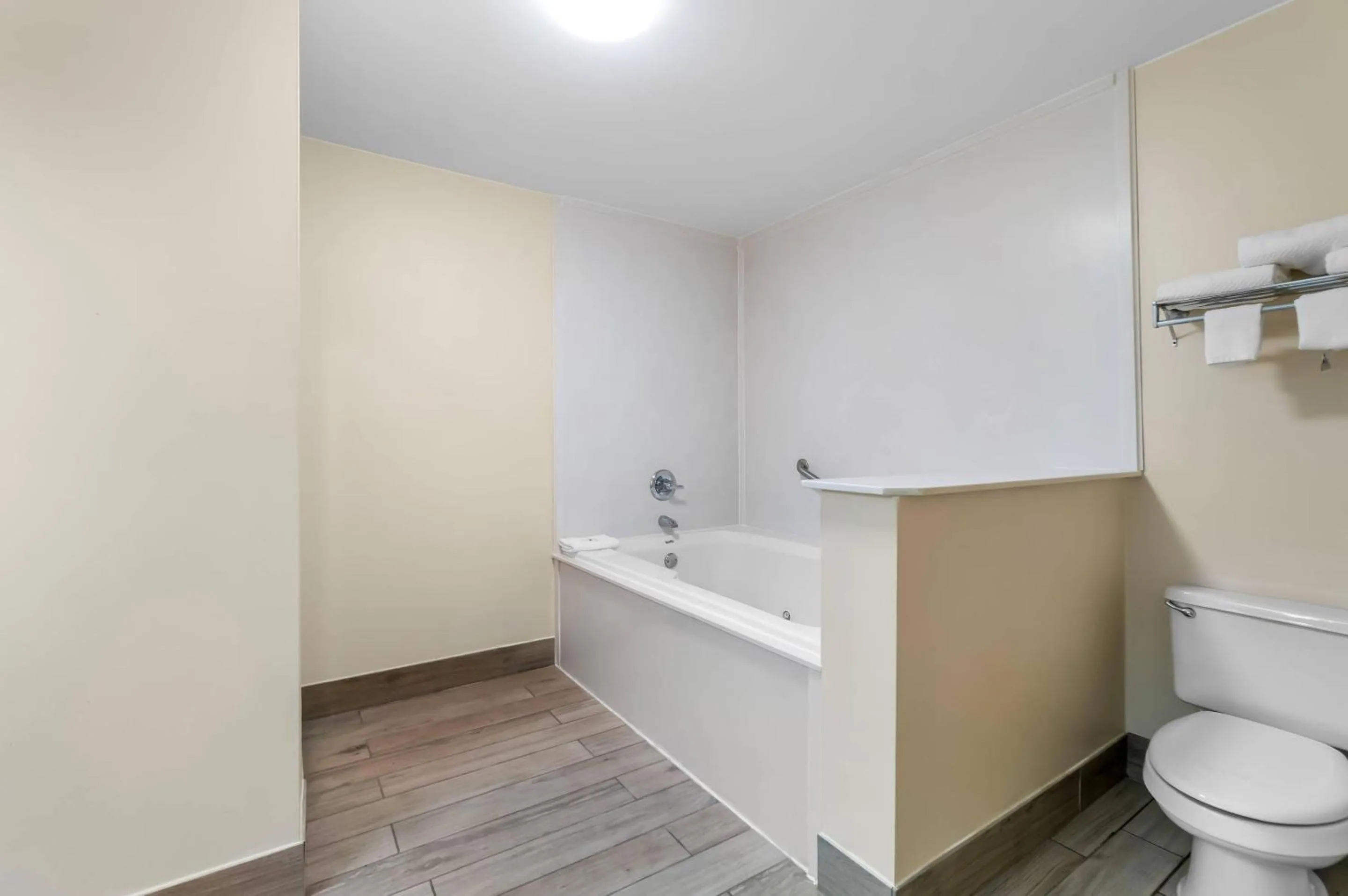 Bedroom in Quality Inn Union City US 51