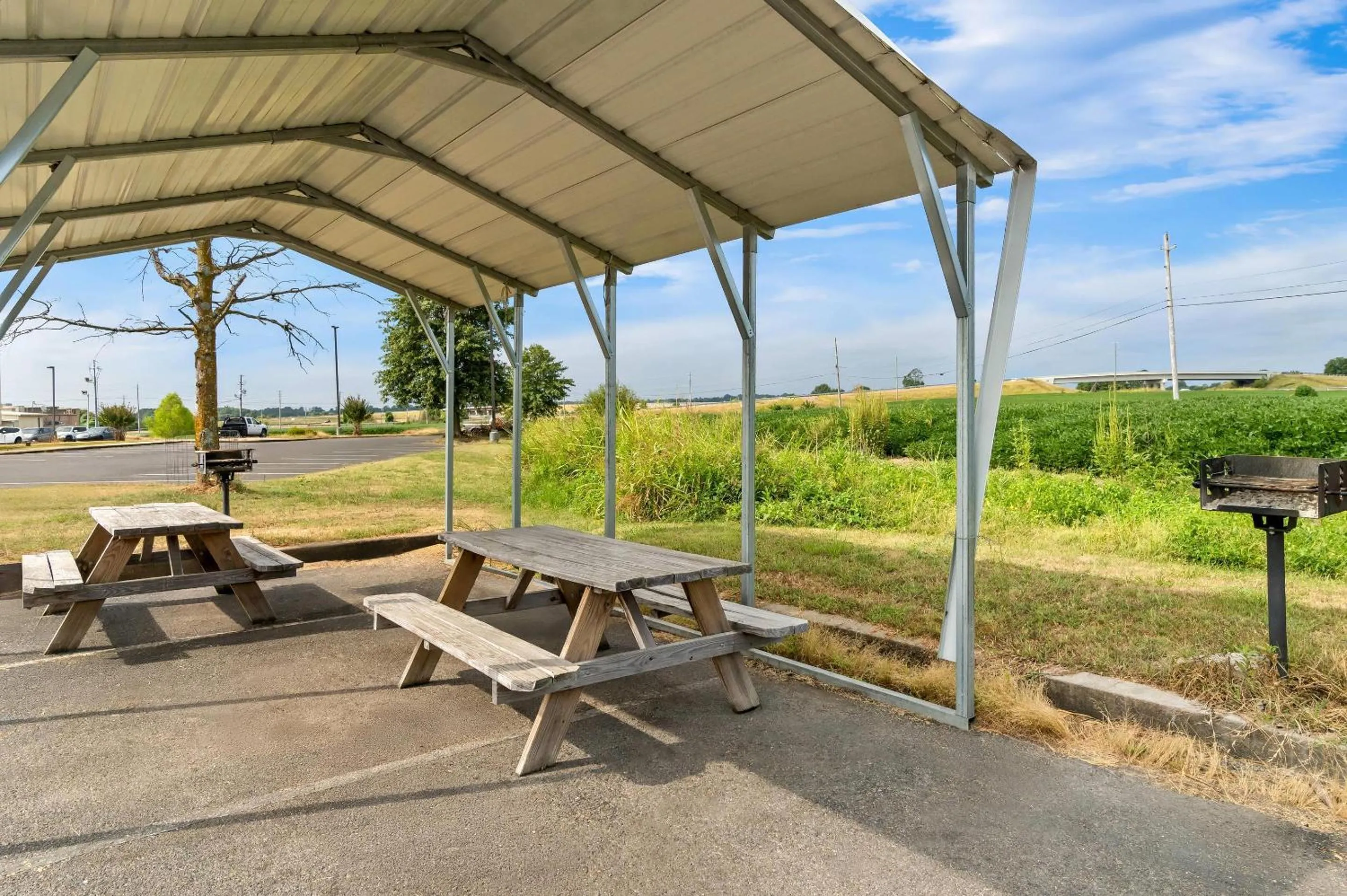 Property building in Quality Inn Union City US 51