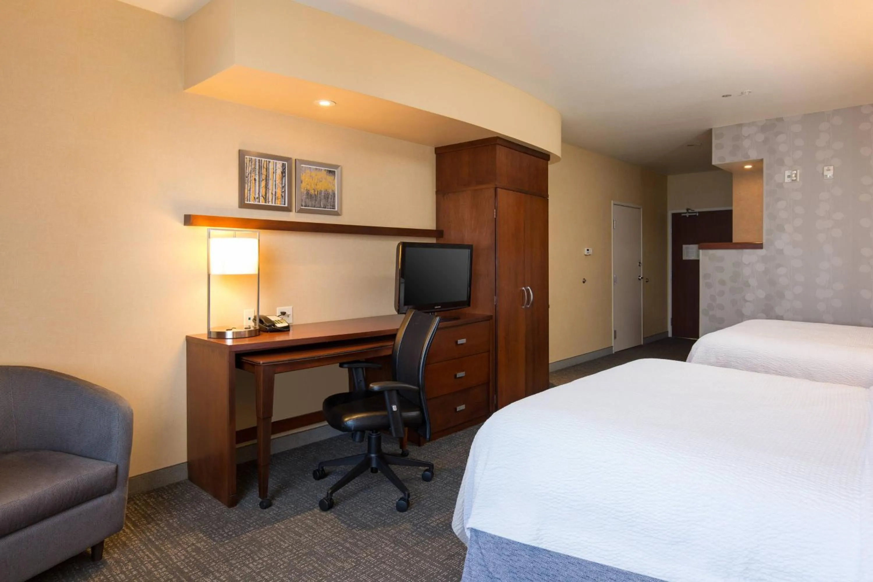 Photo of the whole room, Bed in Courtyard by Marriott Ontario Rancho Cucamonga