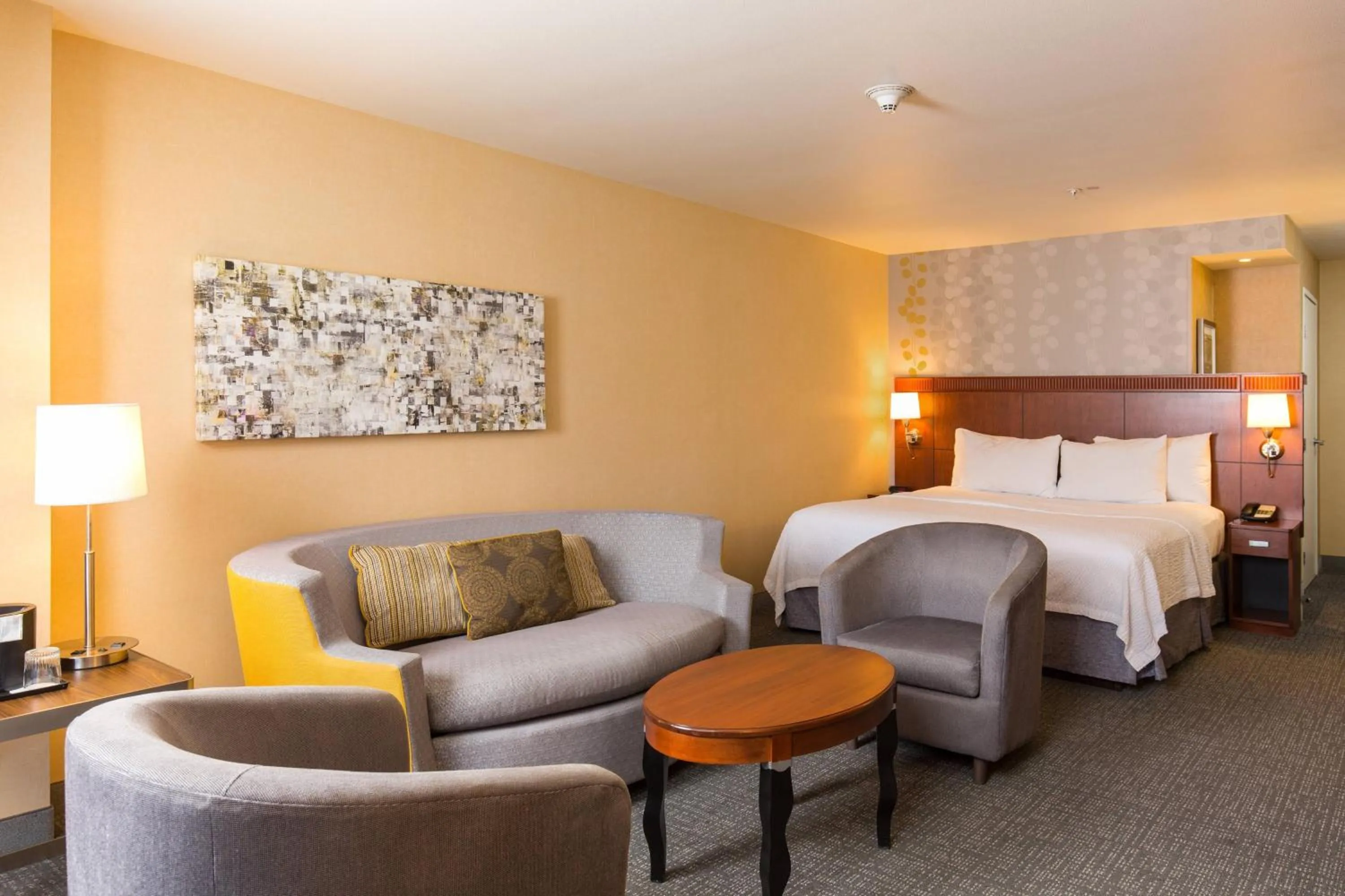 Living room, Bed in Courtyard by Marriott Ontario Rancho Cucamonga