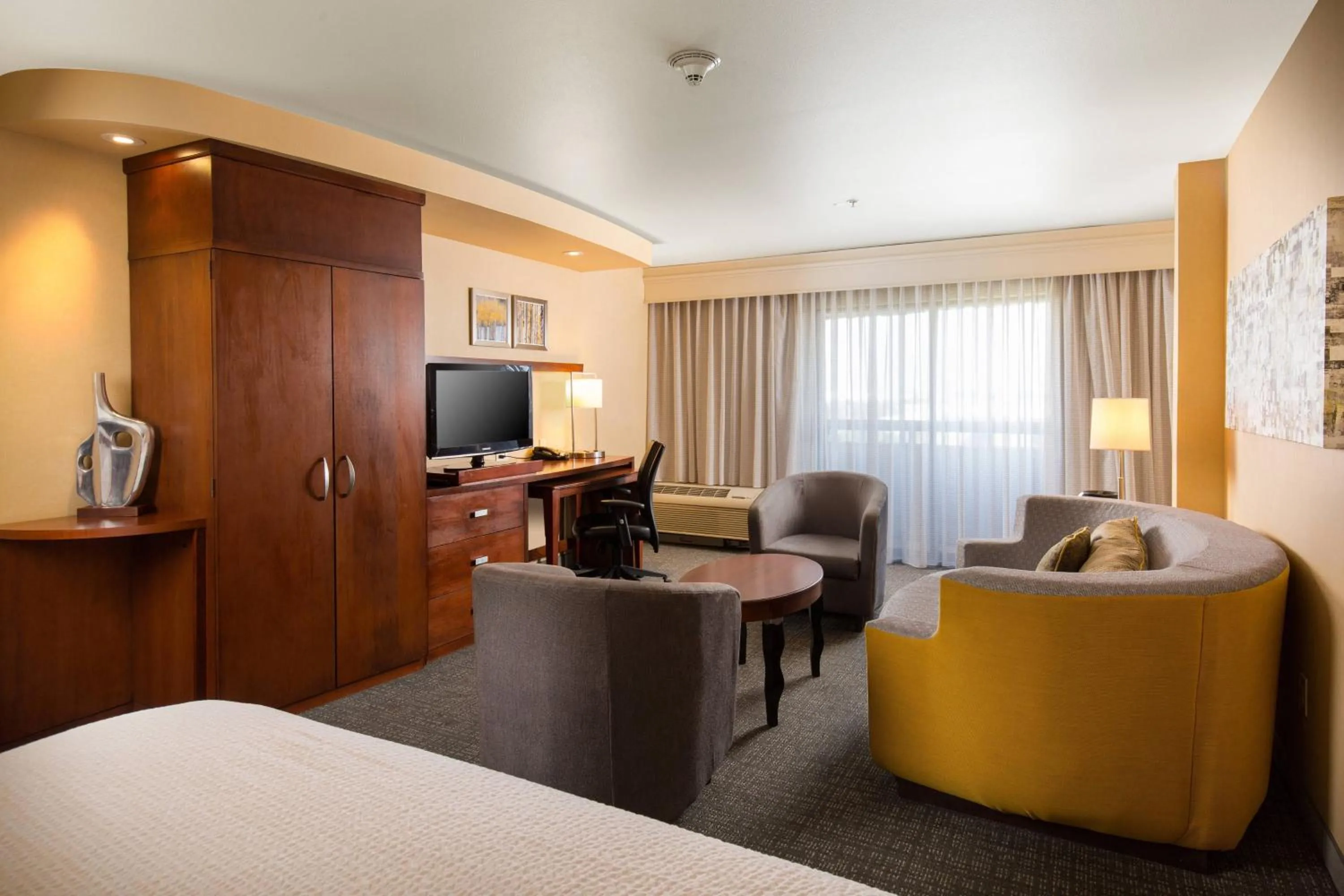 Photo of the whole room, Bed in Courtyard by Marriott Ontario Rancho Cucamonga