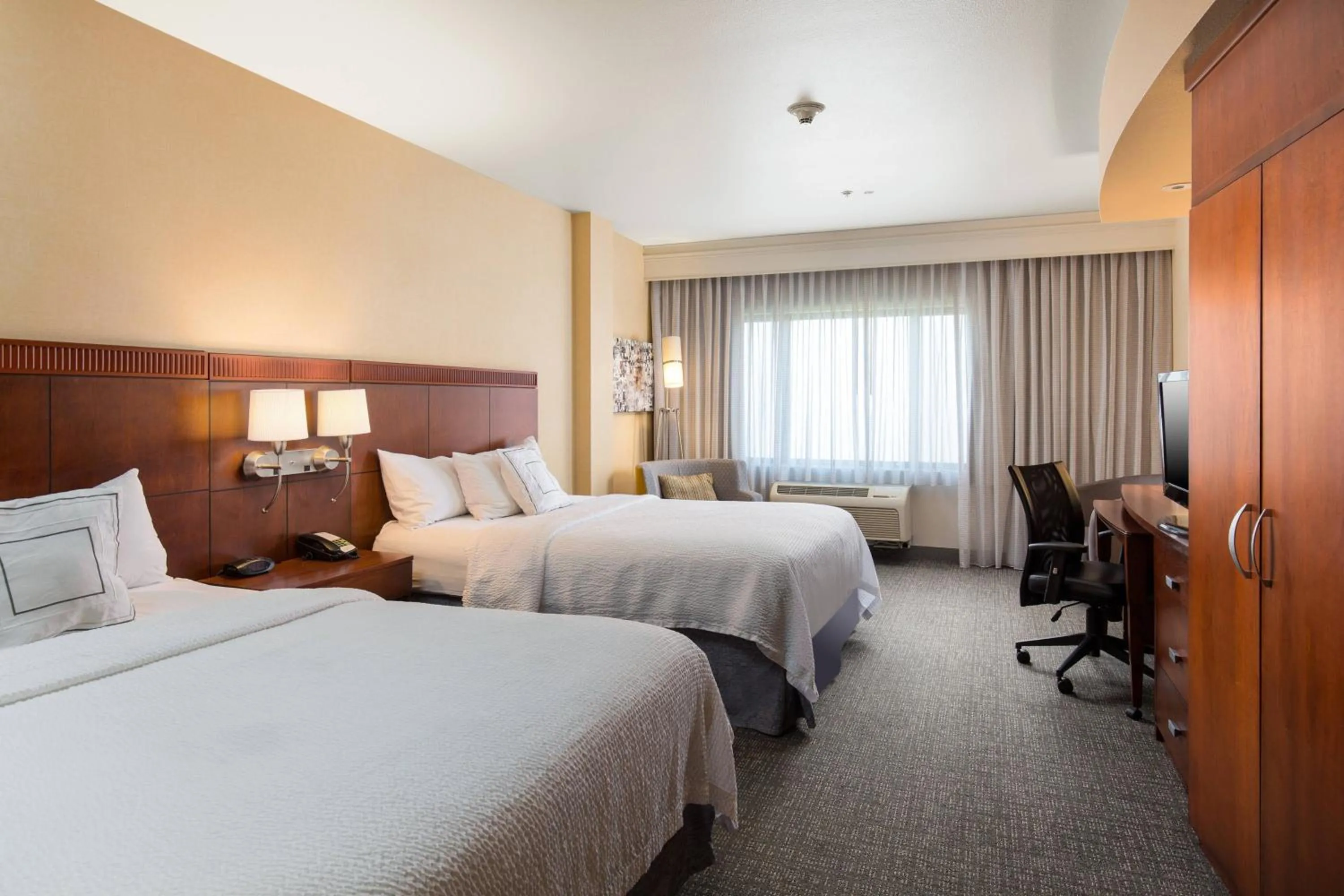 Photo of the whole room, Bed in Courtyard by Marriott Ontario Rancho Cucamonga