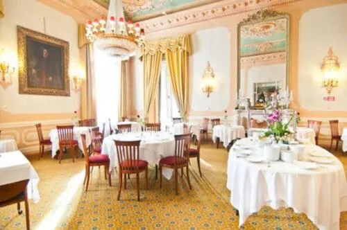 Restaurant/places to eat in Grand Hotel De Londres